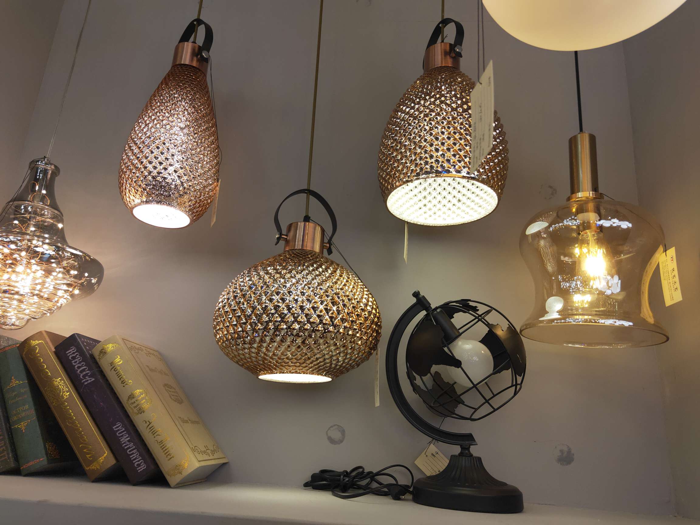 Decorative lighting fixtures, craft lighting fixtures, and dining pendants are suitable for decorating stores, restaurants, bars, and clothing stores. Specification image