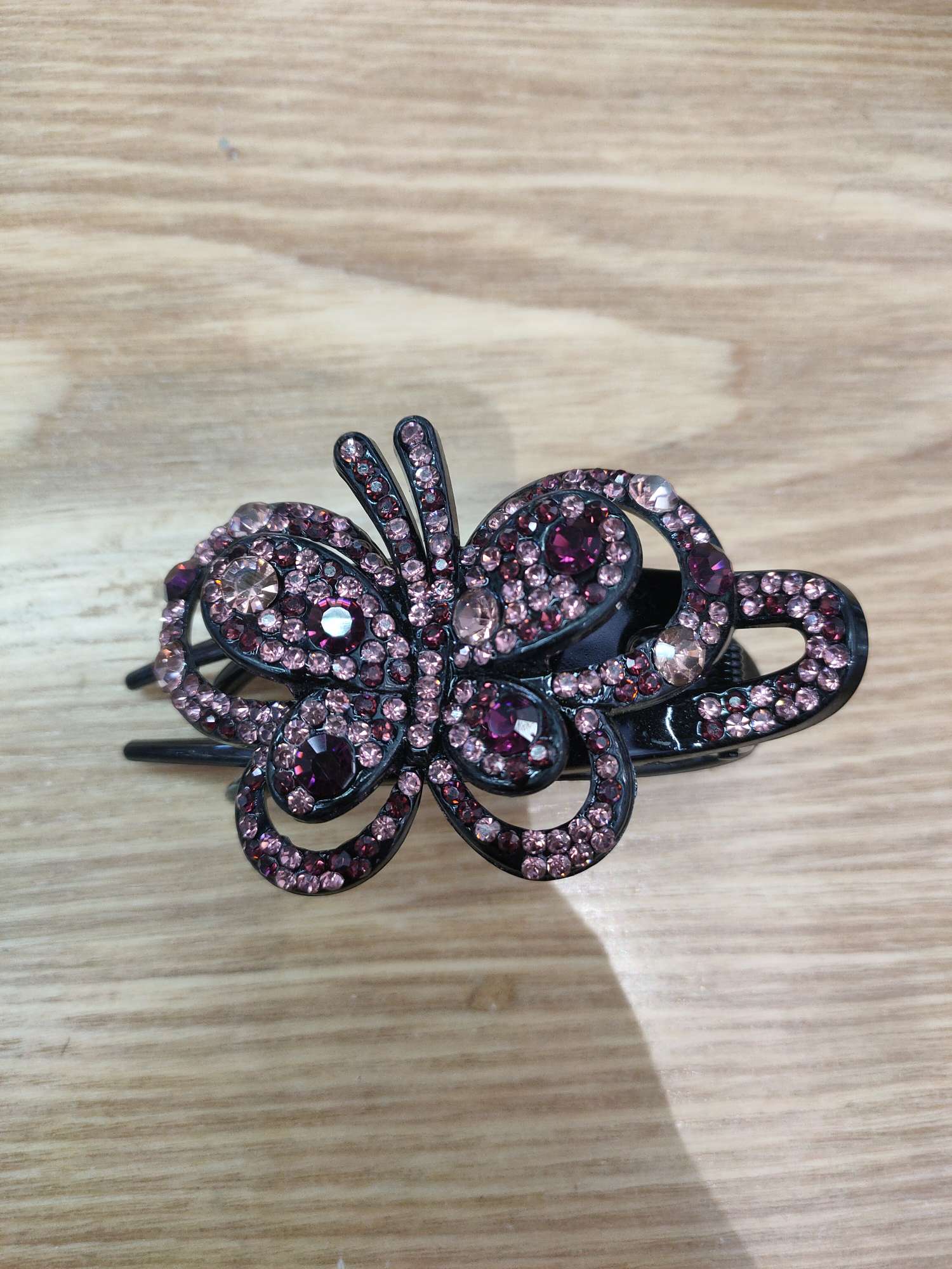 Fashionable Female Crystal Duck Clip Butterfly Flower Rhinestones Multi-Color Claws Net Red Ponytail Clip Application Scenario