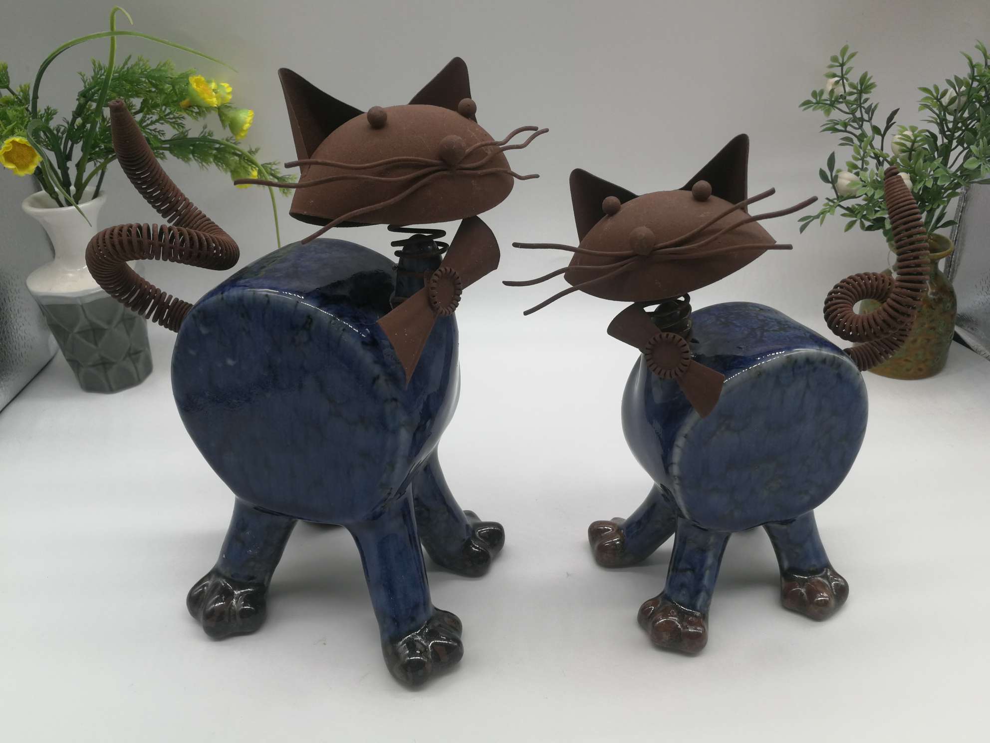 Cuatro gatos cerámicos de hojalata undefined
