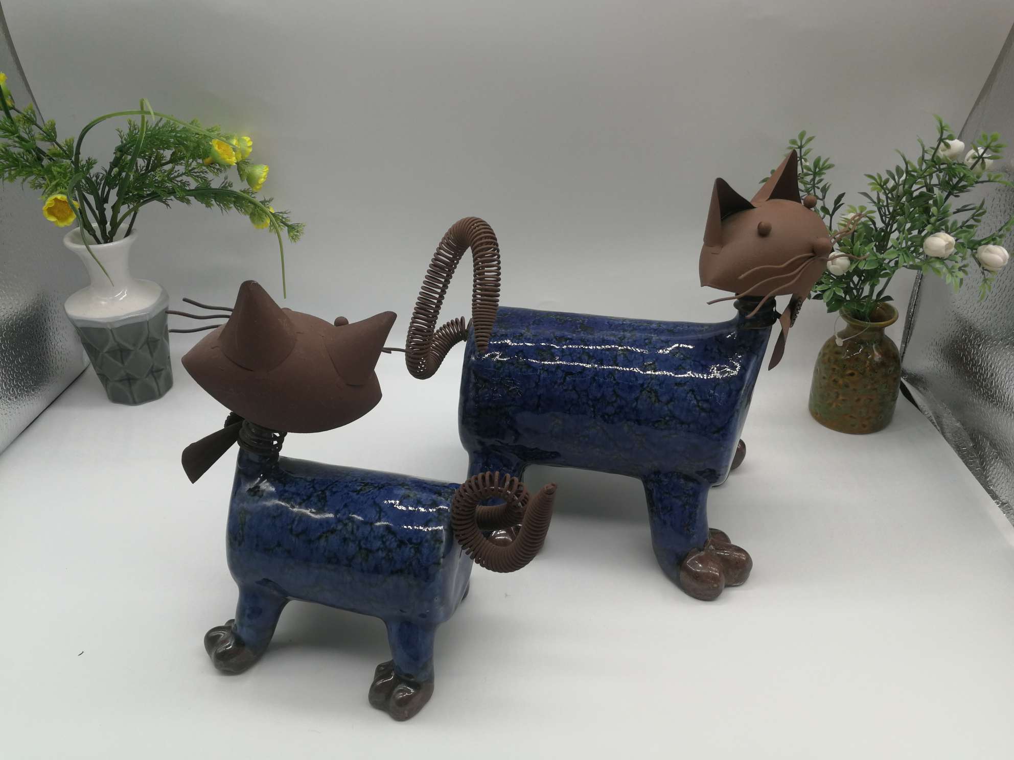 Cuatro gatos cerámicos de hojalata undefined