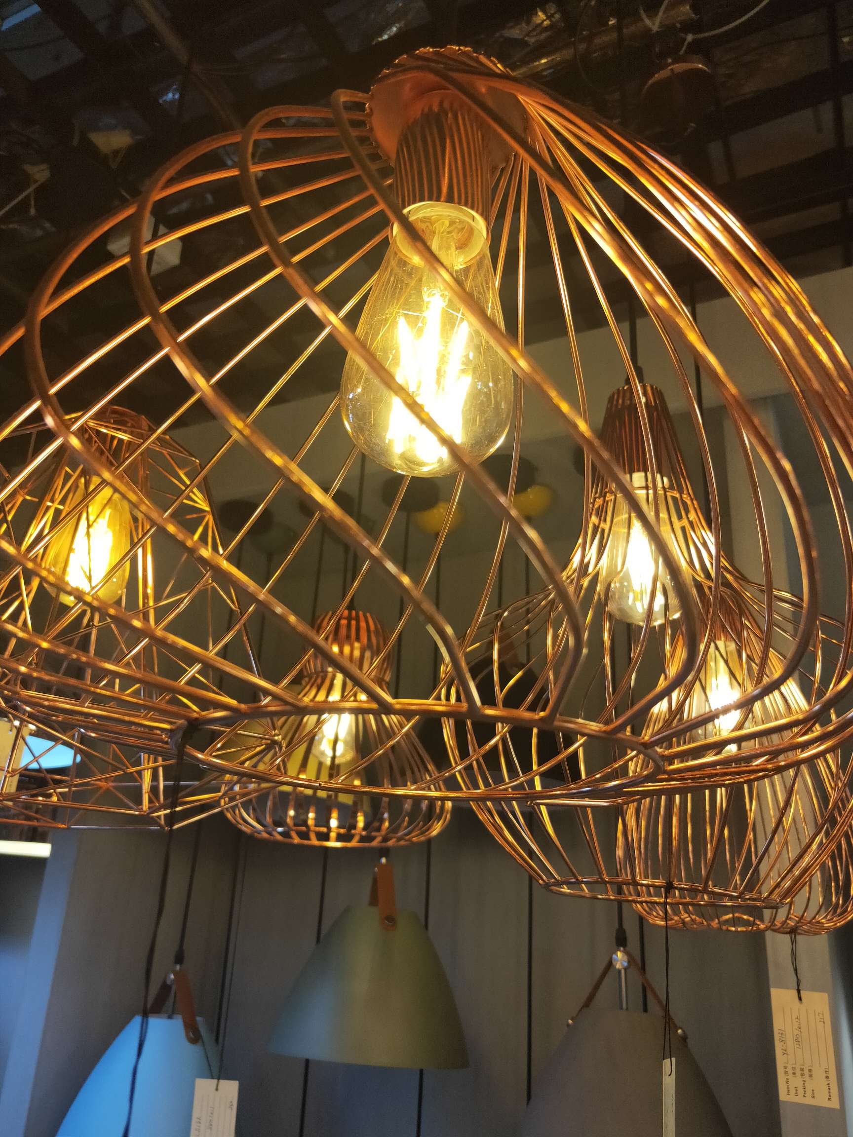 Decorative lighting fixtures, craft lighting fixtures, and dining pendants are suitable for decorating stores, restaurants, bars, and clothing stores. Specification image