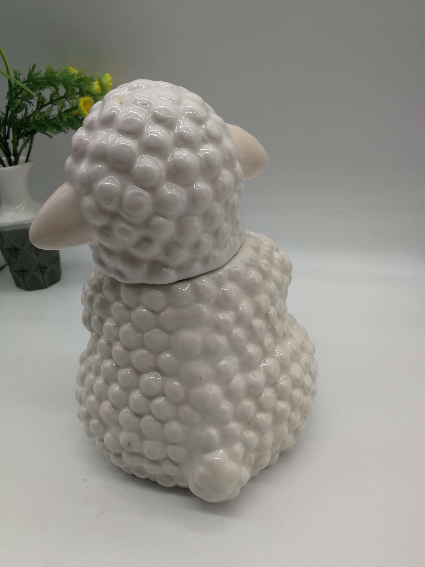 A cute little lamb family ornament Specification image