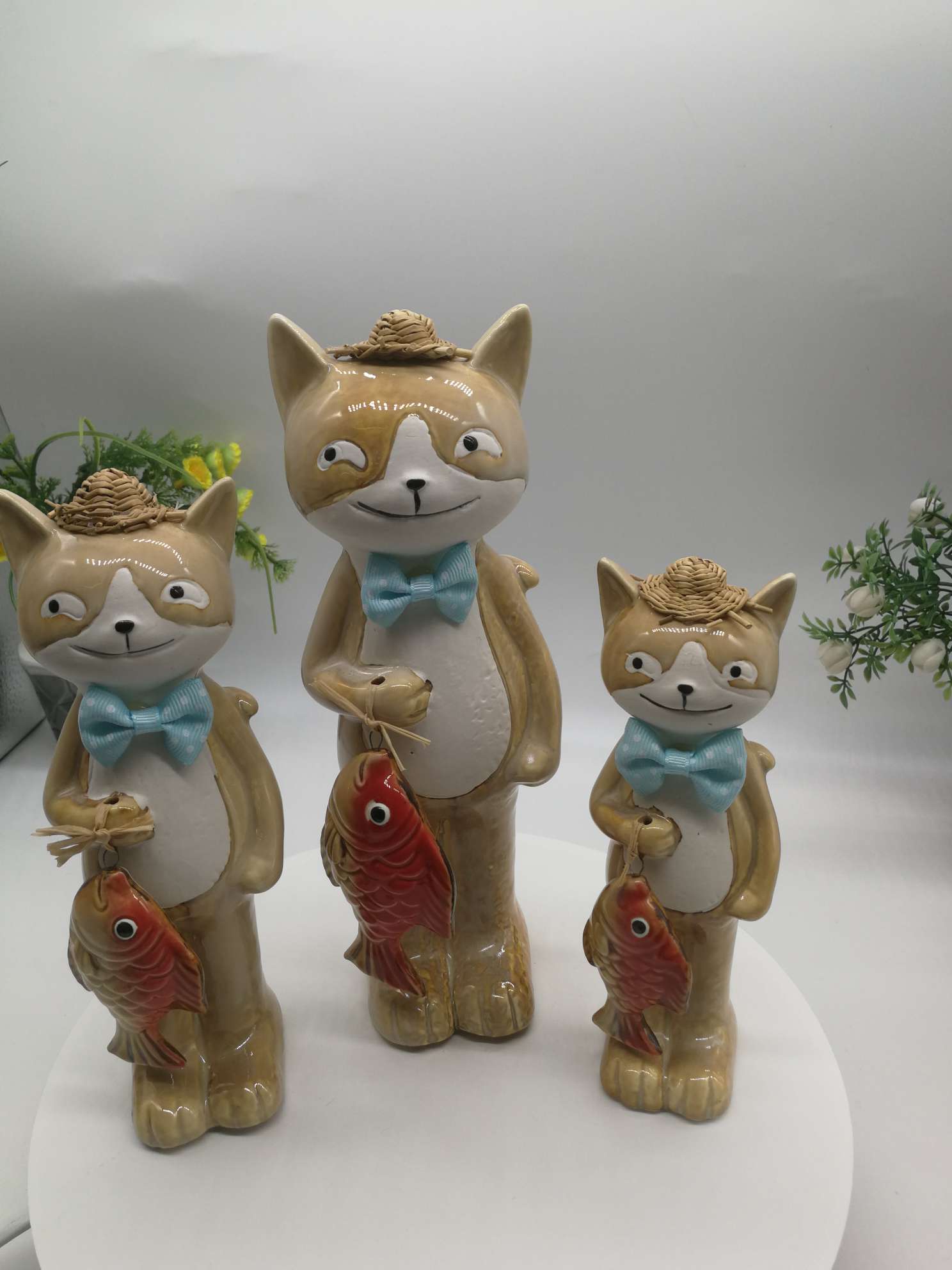 Three-piece cat figurine set