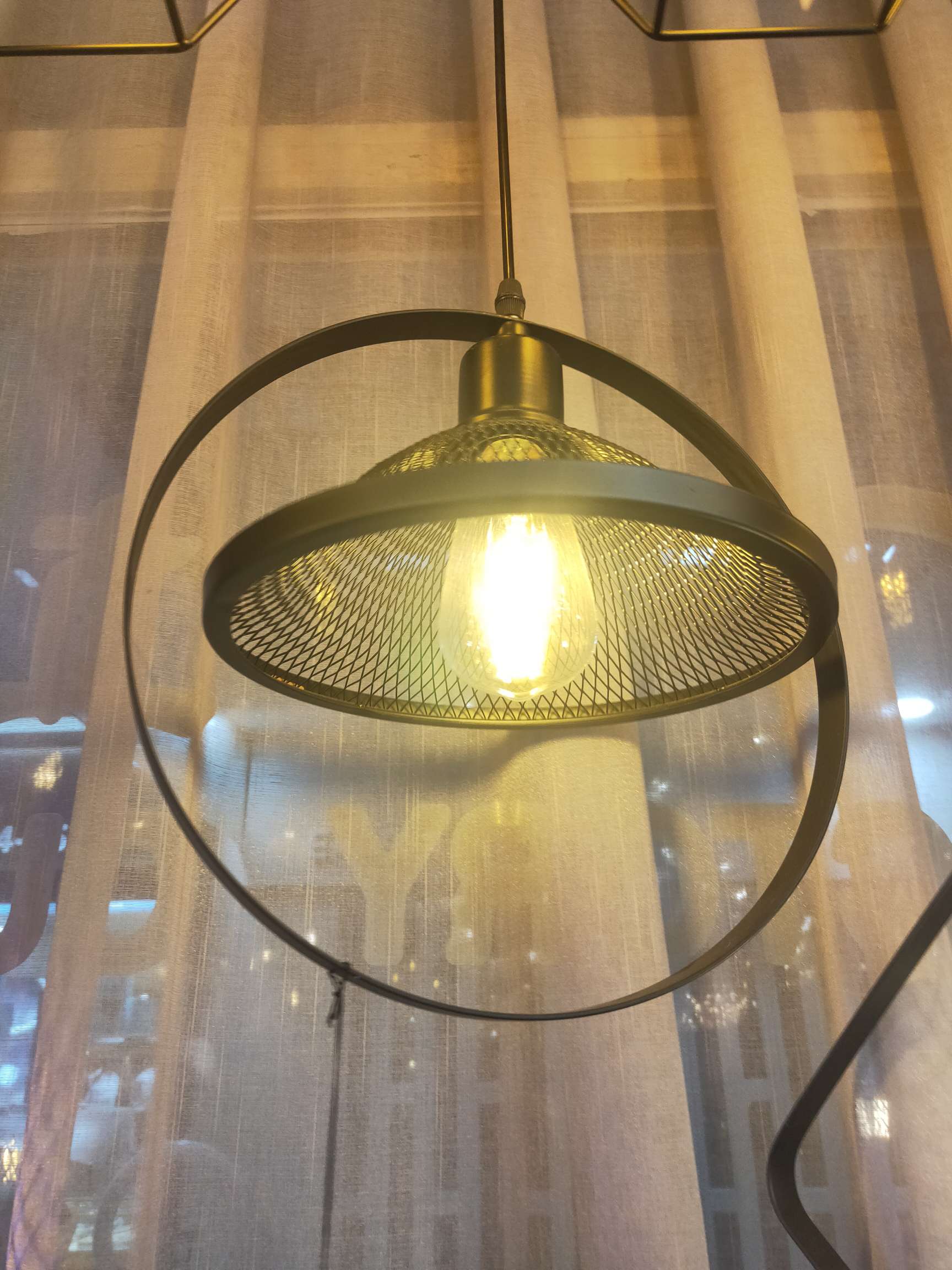 Decorative lighting fixtures, craft lighting fixtures, and dining pendants are suitable for decorating stores, restaurants, bars, and clothing stores.