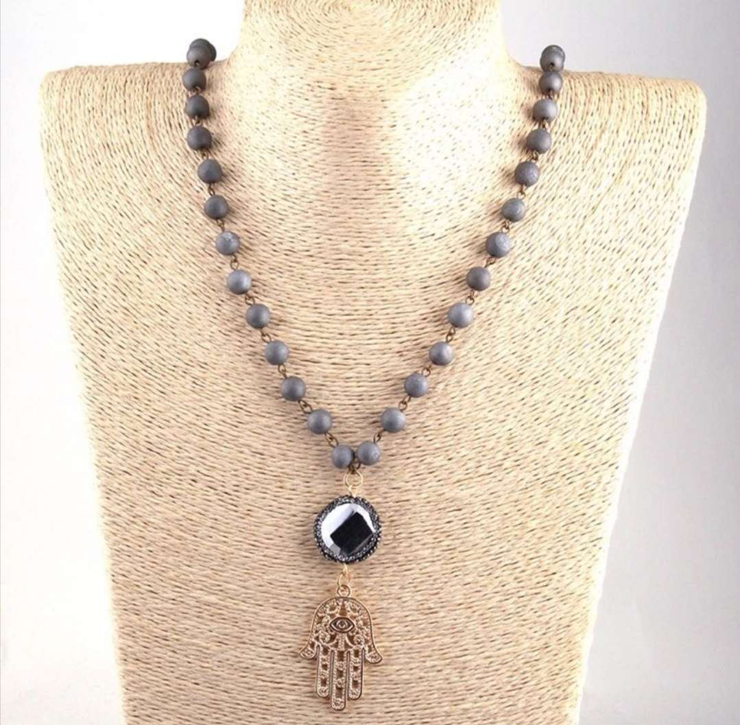 A long knotted teardrop crystal pendant necklace for women Application Scenario