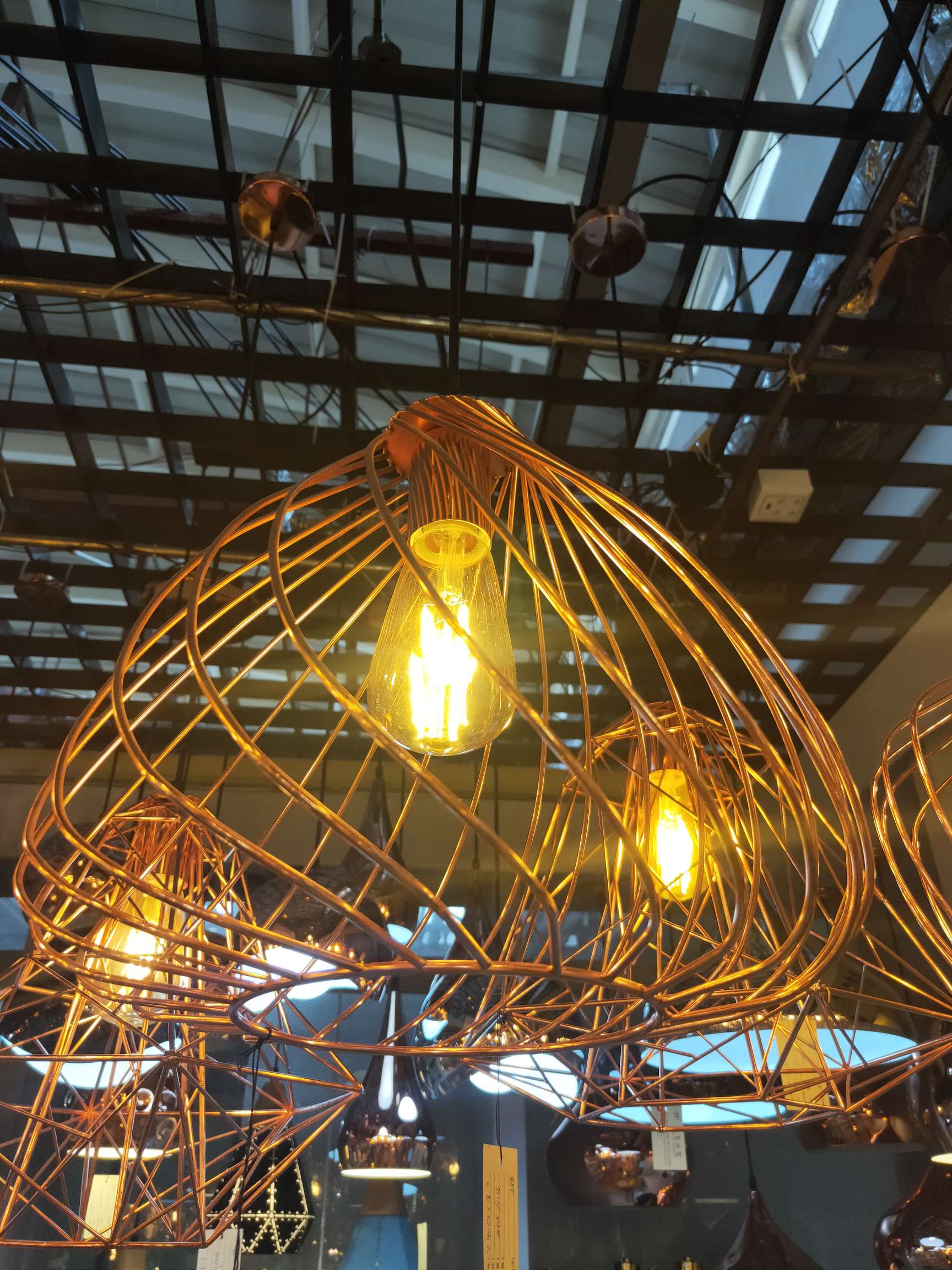 Decorative lighting fixtures, craft lighting fixtures, and dining pendants are suitable for decorating stores, restaurants, bars, and clothing stores.