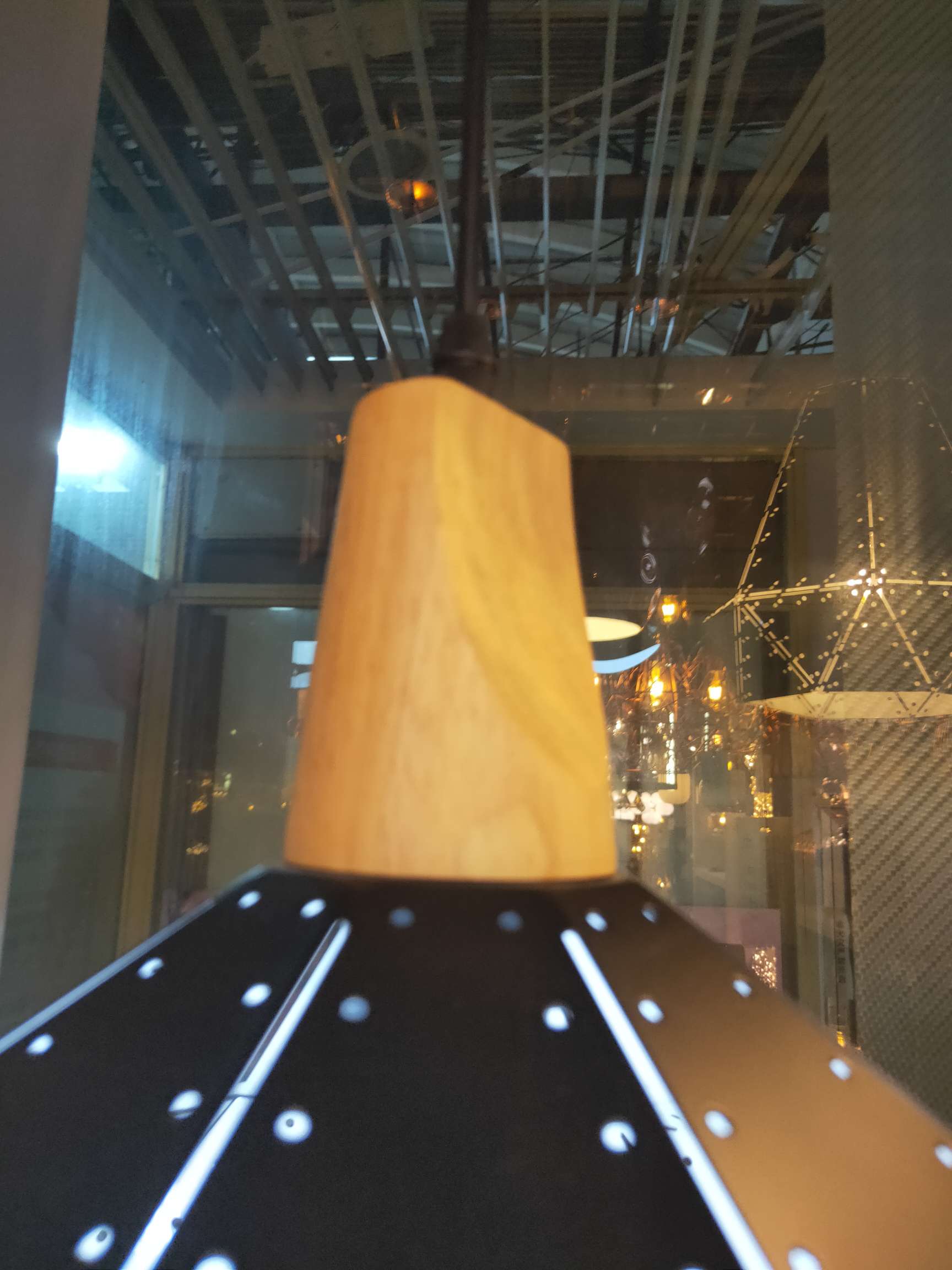 Decorative lighting fixtures, craft lighting fixtures, and dining pendants are suitable for decorating stores, restaurants, bars, and clothing stores. Specification image