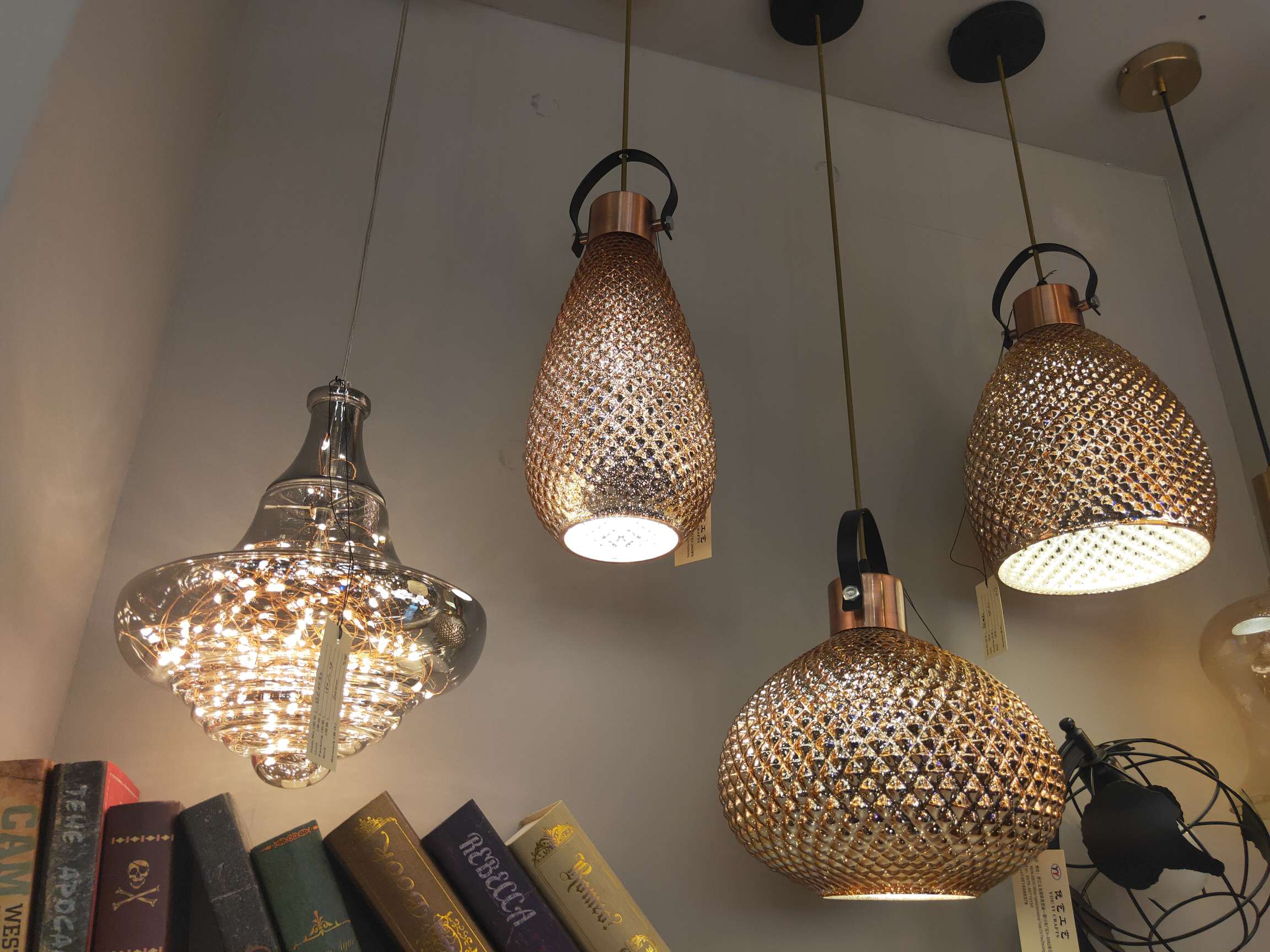 Decorative lighting fixtures, craft lighting fixtures, and dining pendants are suitable for decorating stores, restaurants, bars, and clothing stores. Application Scenario