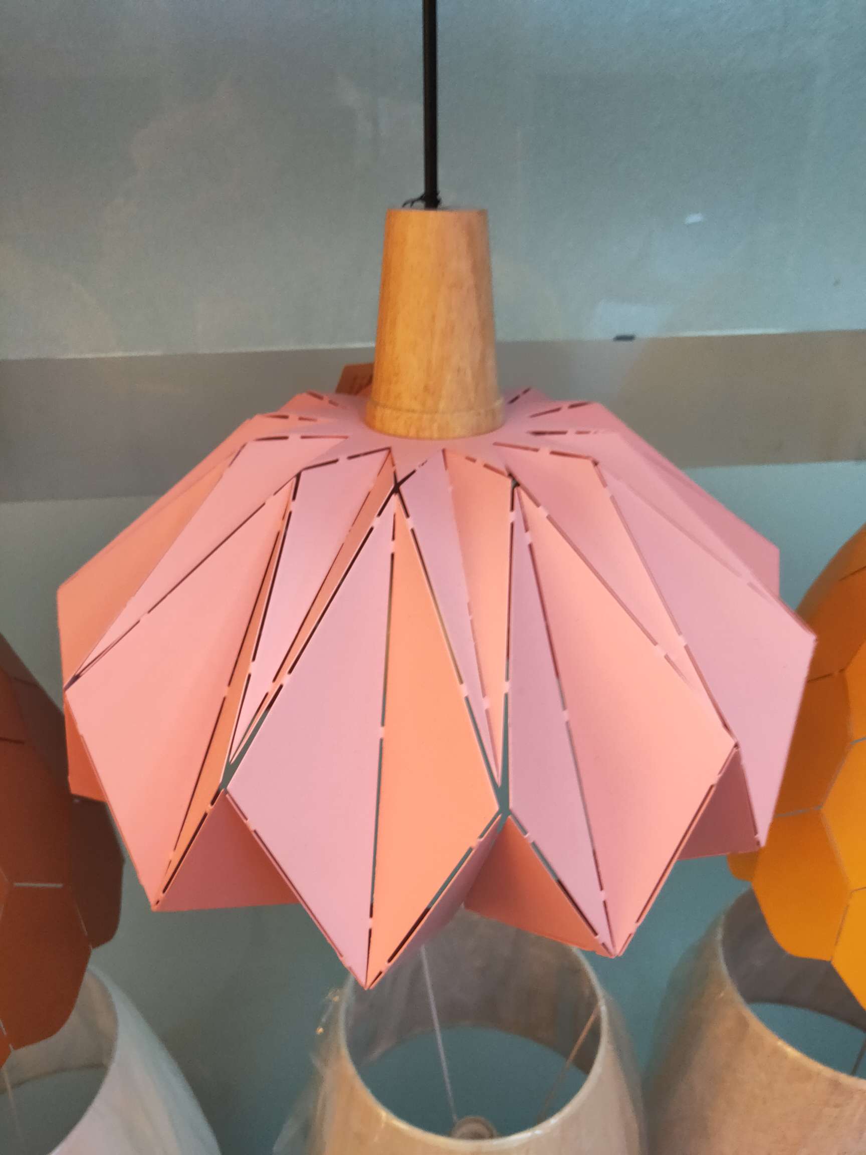 Decorative lighting fixtures, craft lighting fixtures, and dining pendants are suitable for decorating stores, restaurants, bars, and clothing stores.