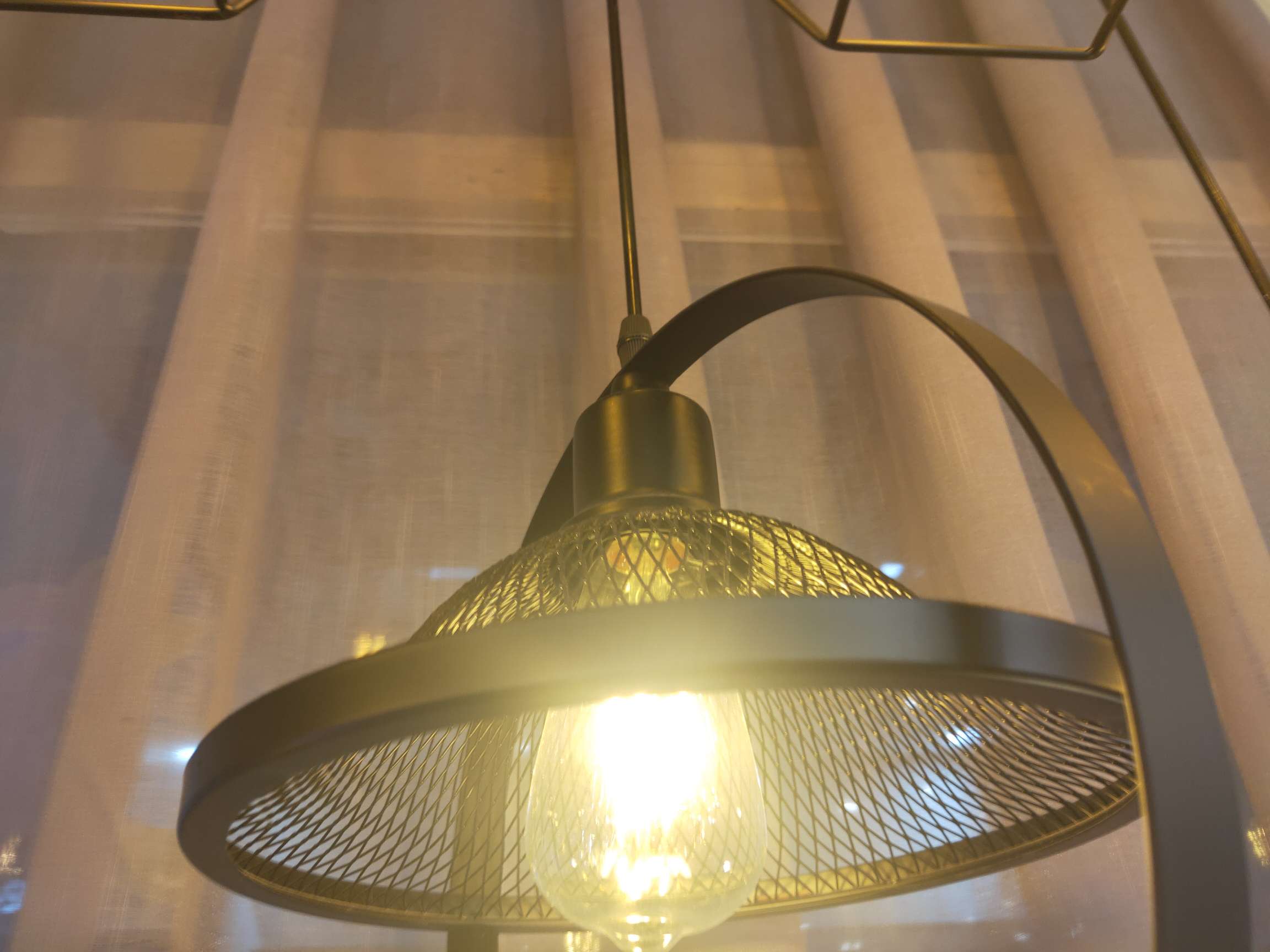 Decorative lighting fixtures, craft lighting fixtures, and dining pendants are suitable for decorating stores, restaurants, bars, and clothing stores. details Picture