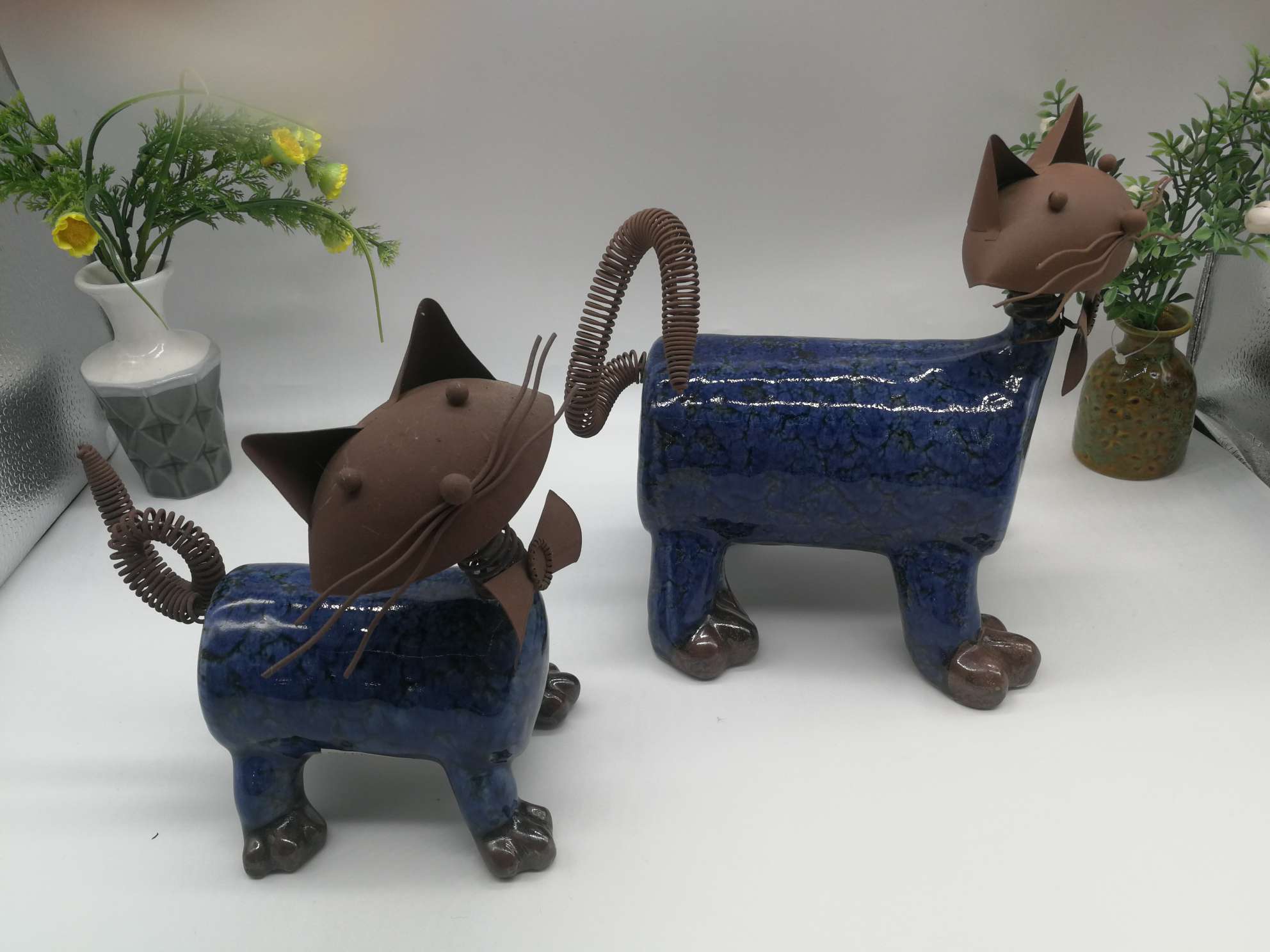 Cuatro gatos cerámicos de hojalata undefined