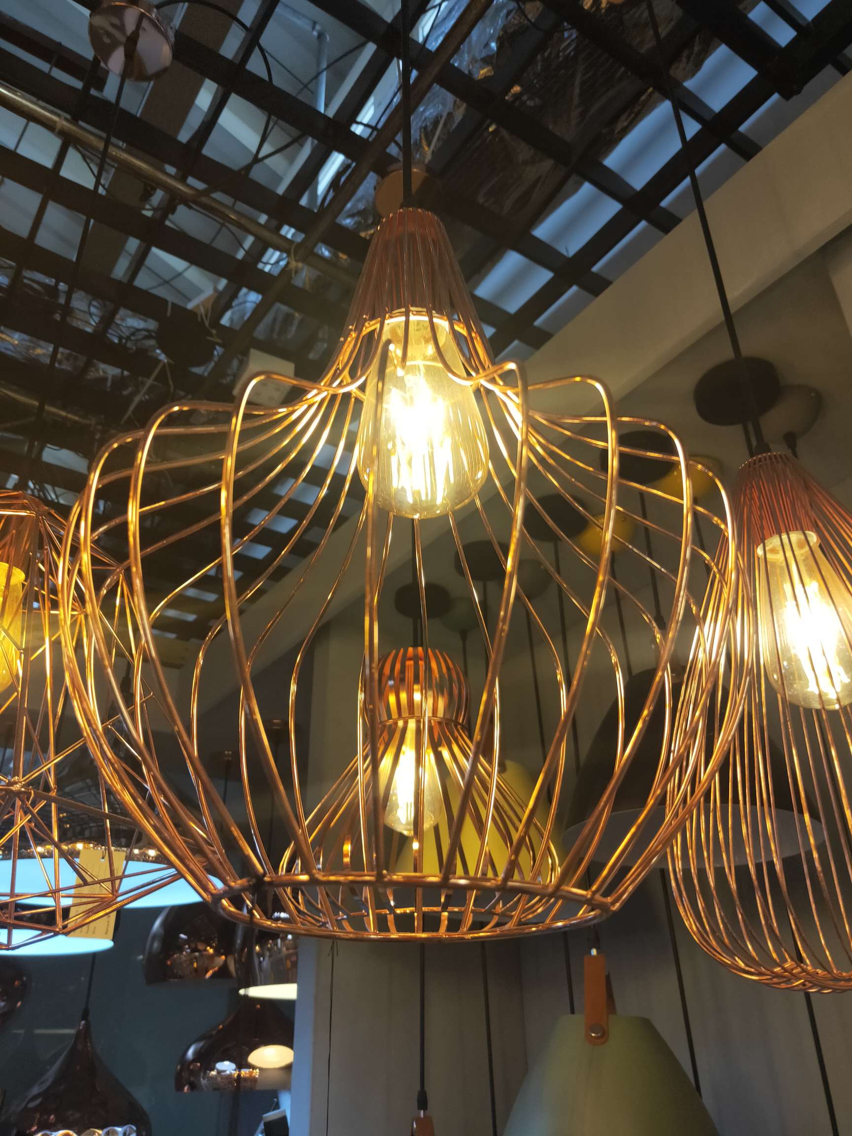 Decorative lighting fixtures, craft lighting fixtures, and dining pendants are suitable for decorating stores, restaurants, bars, and clothing stores.