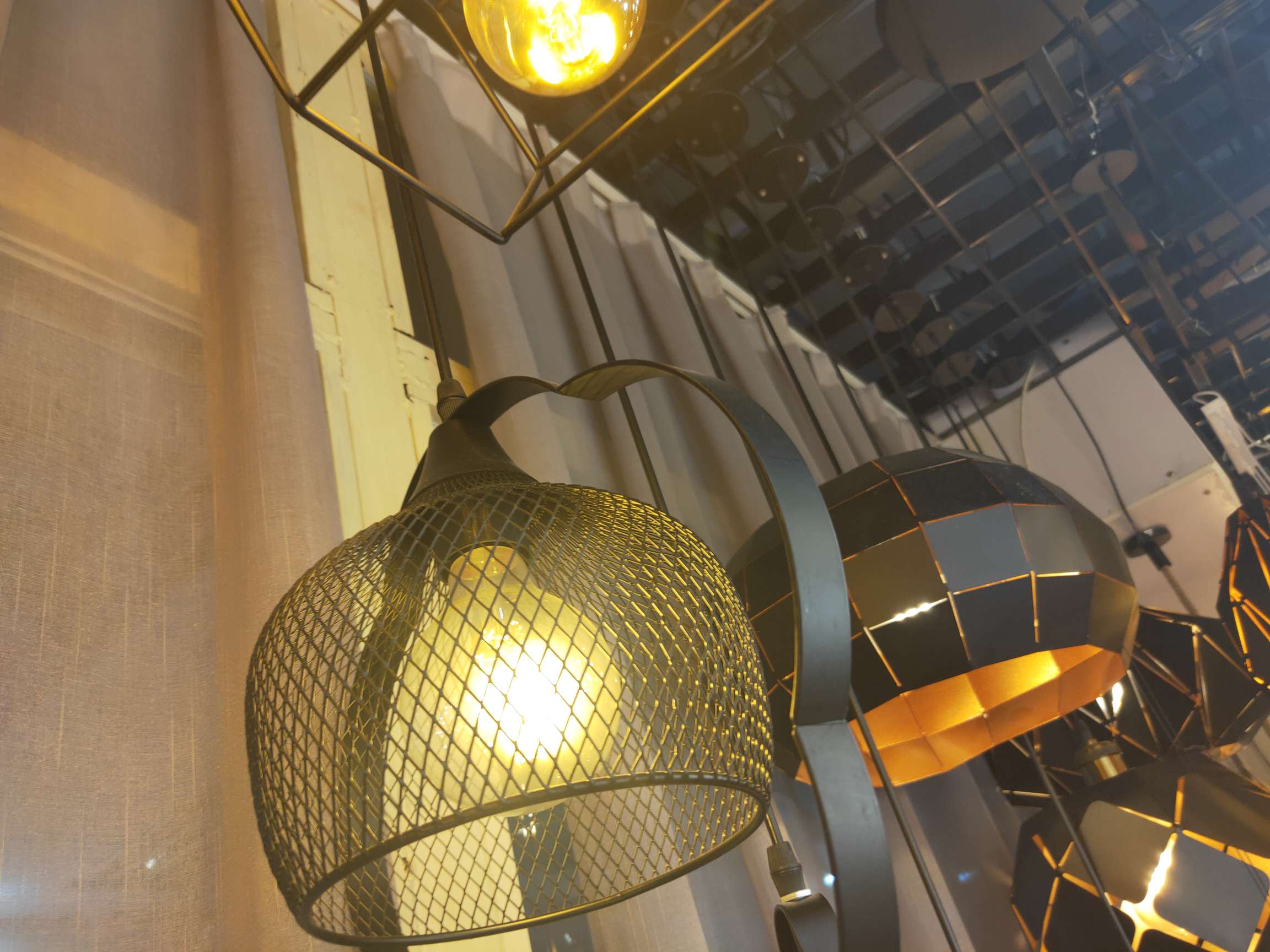 Decorative lighting fixtures, craft lighting fixtures, dining pendants, suitable for decorating stores, restaurants, bars, clothing stores... Application Scenario