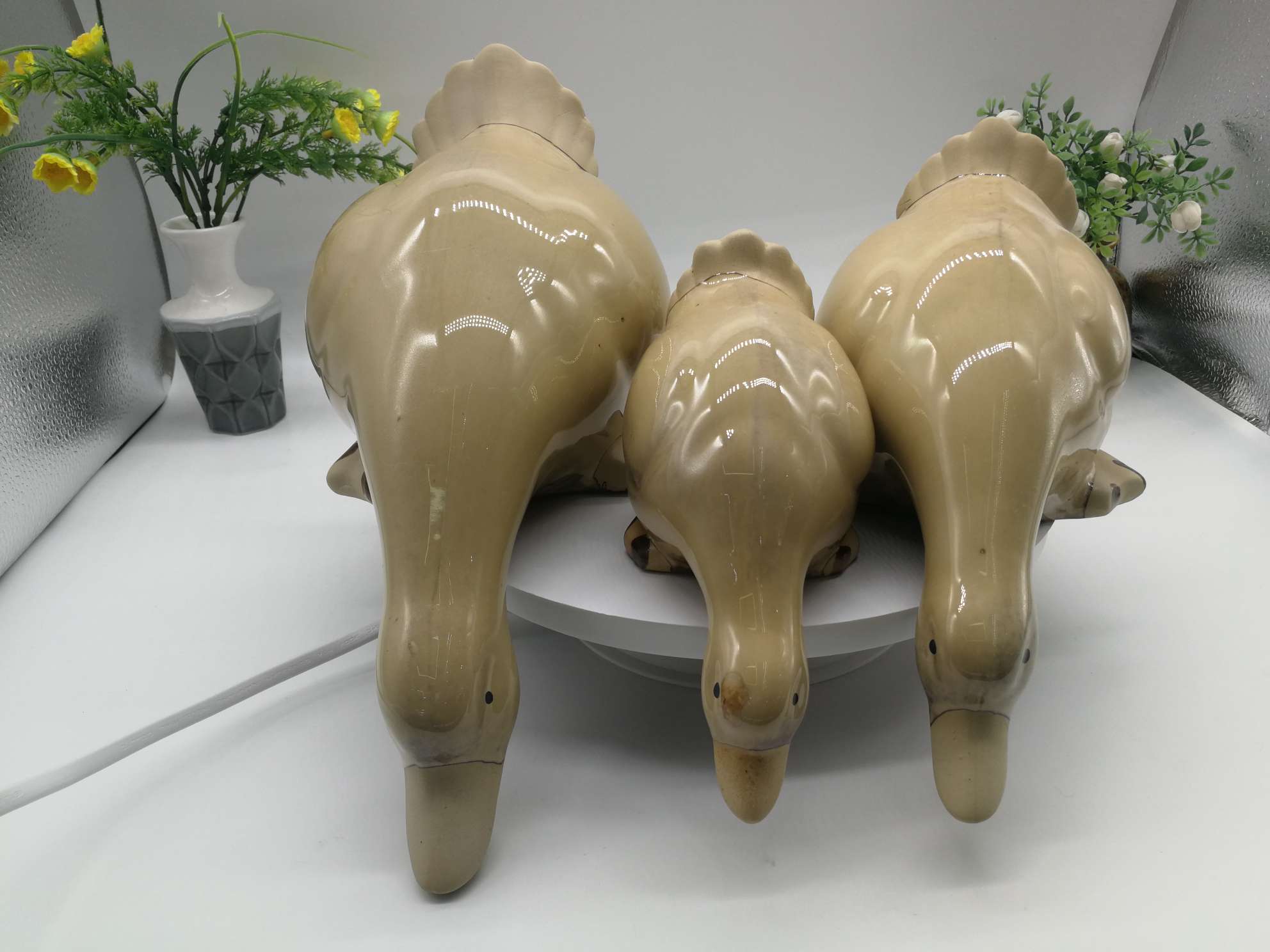 Three water playing duck figurines are available in white, green or blue Specification image