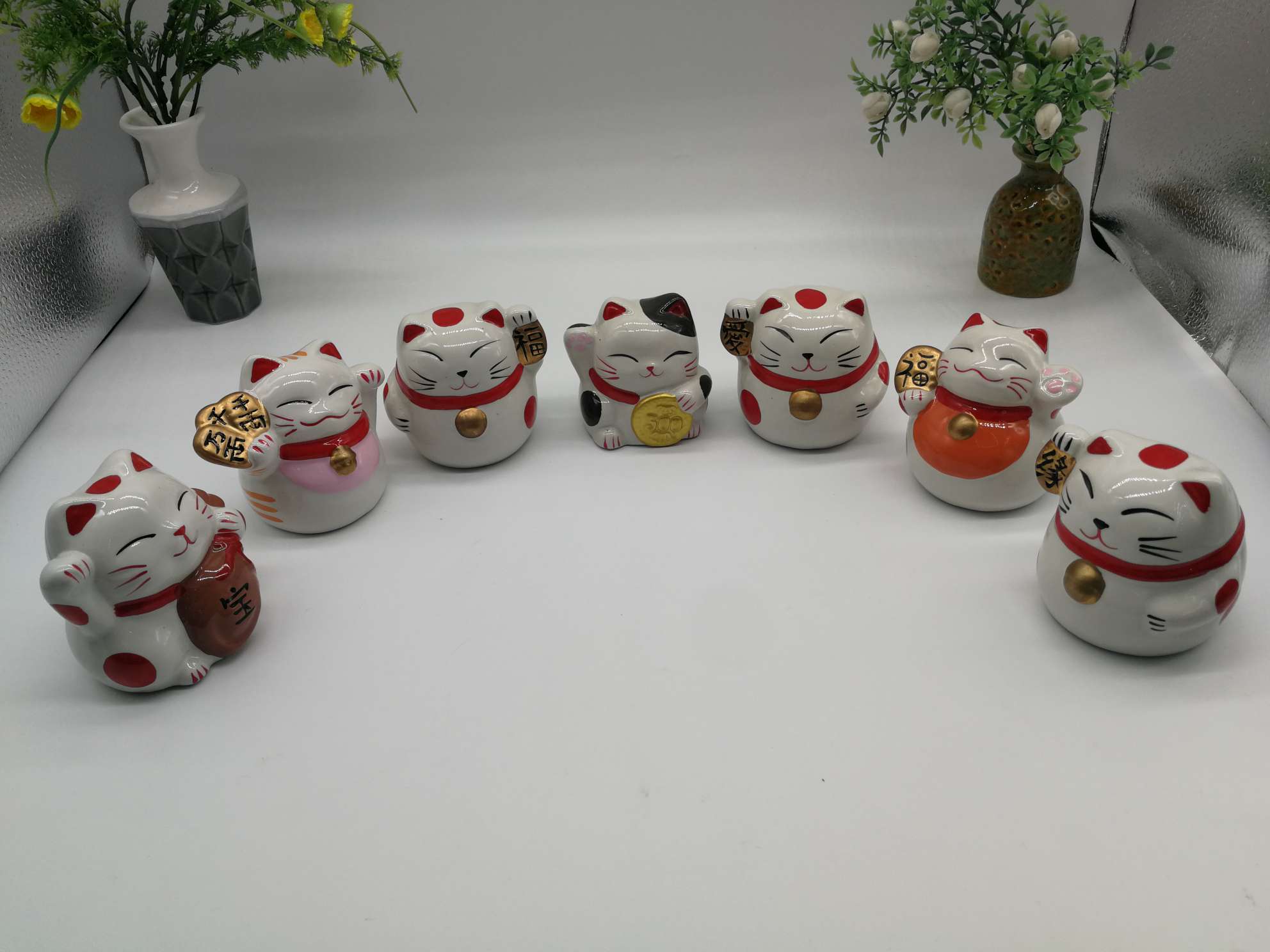 The lucky cat has a set of seven piggy Banks