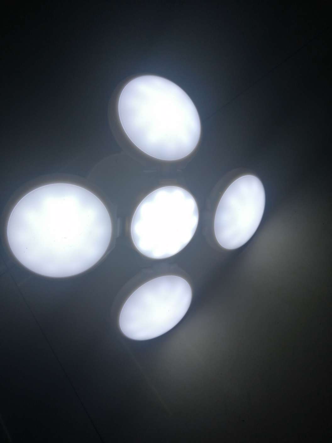 LED球泡灯实物图