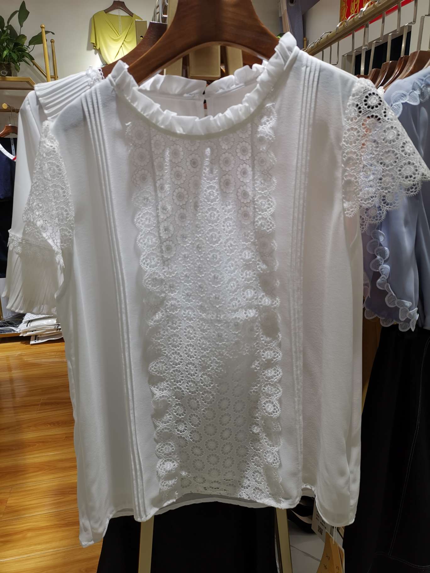 领扣女装产品图