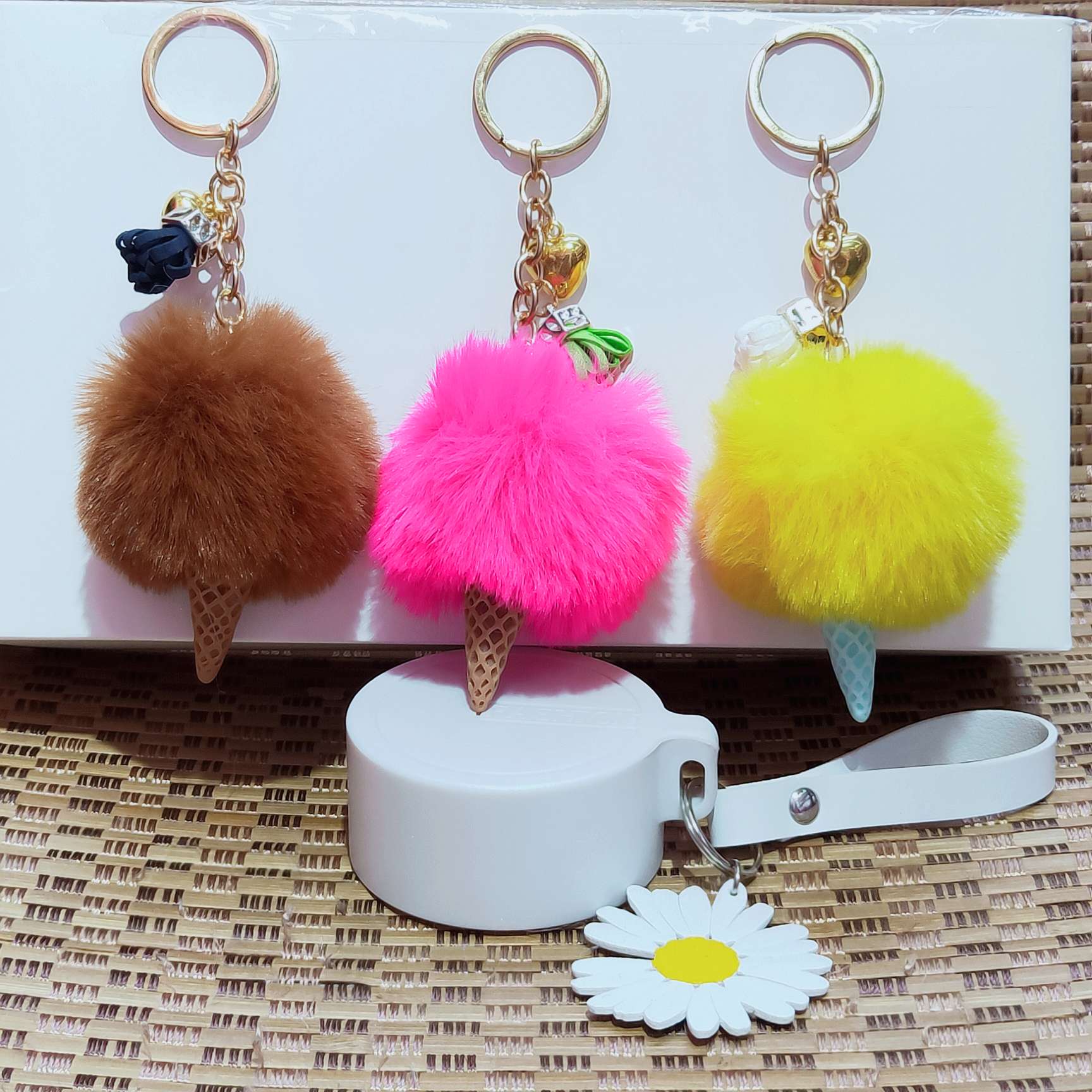 The diameter of the hair ball is about 6cm. All the keys can be mixed with bright colors thumbnail