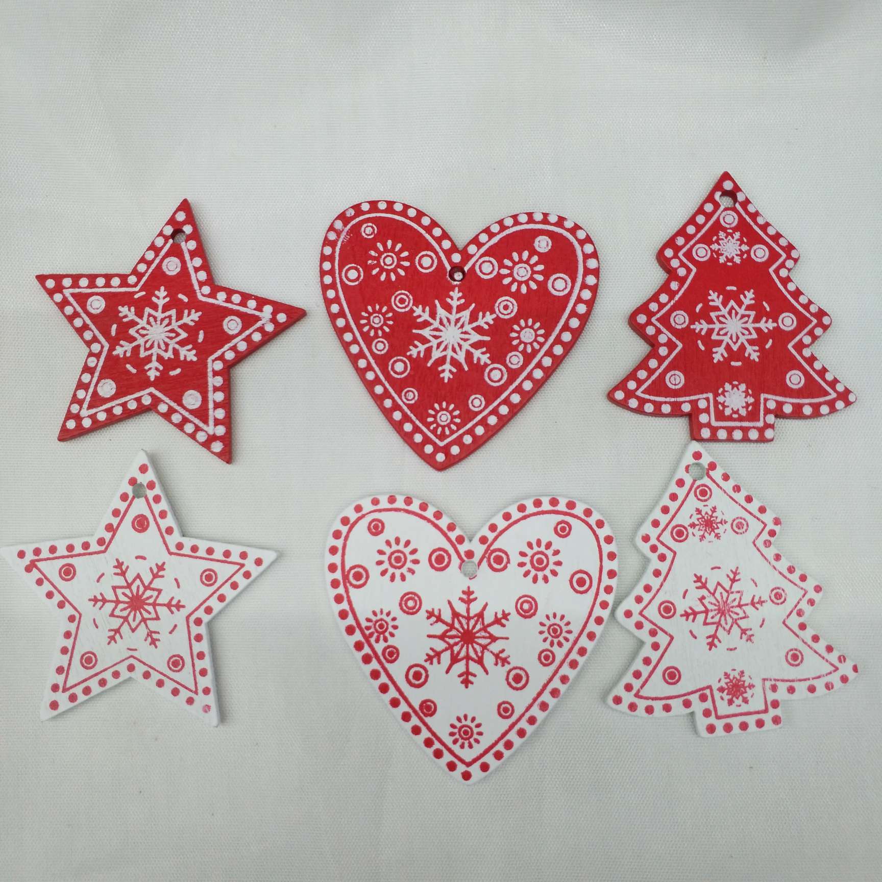Christmas wood chips, such as five-pointed stars, heart-shaped bell trees, and snowflake wood chips, are all Christmas craft pendants Specification image