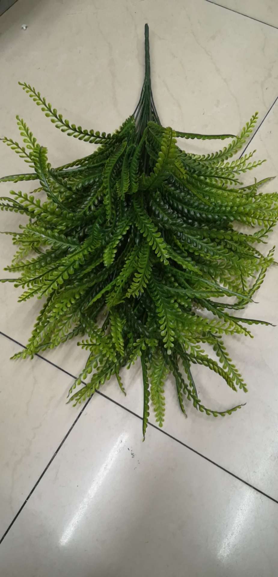 大圆草仿真水草是模拟天然水草形态与色彩的人工装饰制品，核心用于水族箱造景、家居装饰或商业场景布置，兼具美观性与免维护性。