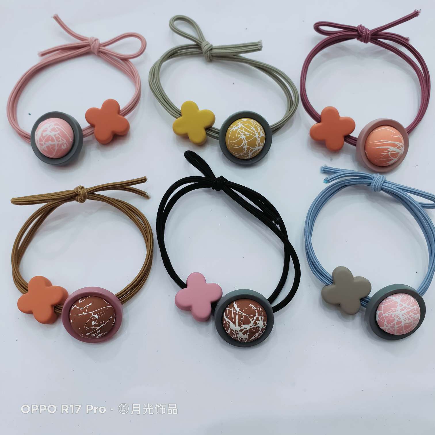 Korean-style trendy brushed button, four-leaf clover, rubber effect, knotted leather band, hair band and leather case Application Scenario