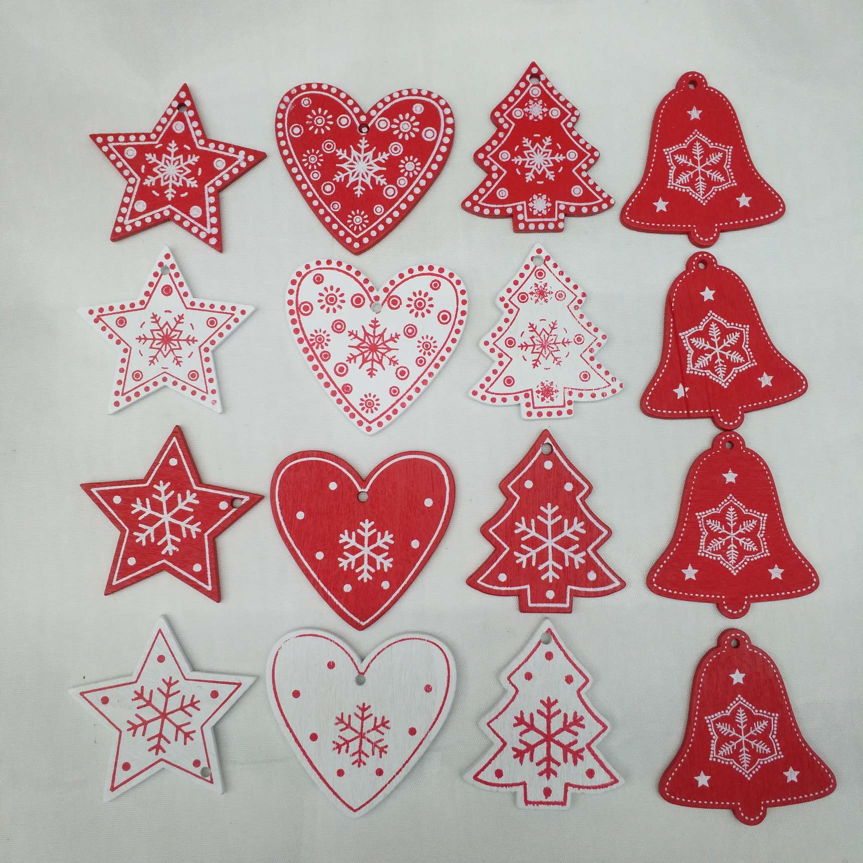 Christmas wood chips, such as five-pointed stars, heart-shaped bell trees, and snowflake wood chips, are all Christmas craft pendants Application Scenario