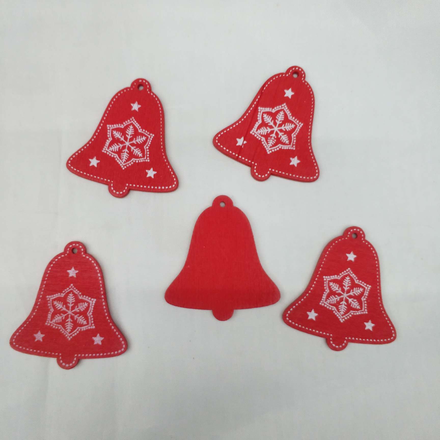 Christmas wood chips, such as five-pointed stars, heart-shaped bell trees, and snowflake wood chips, are all Christmas craft pendants details Picture