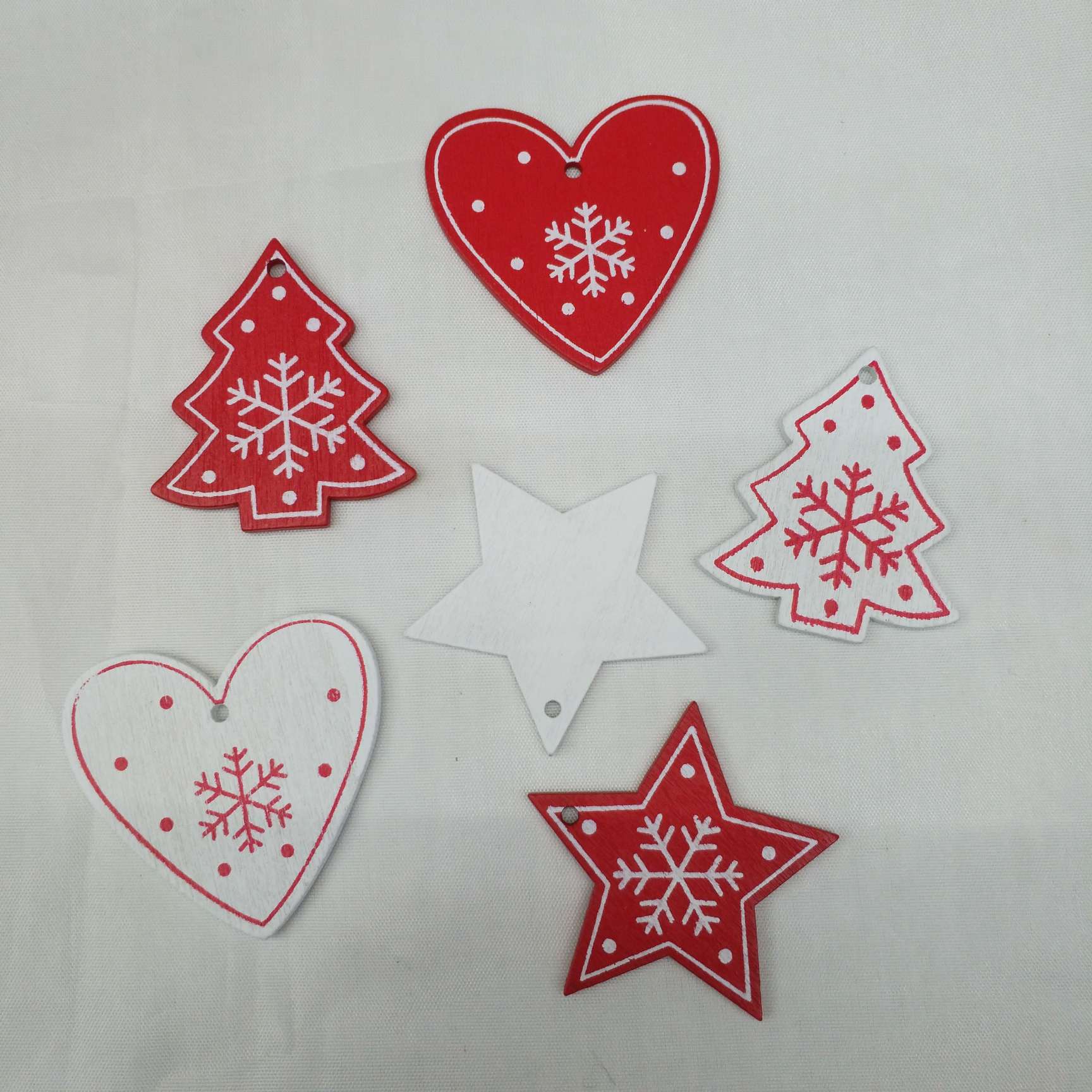 Christmas wood chips, such as five-pointed stars, heart-shaped bell trees, and snowflake wood chips, are all Christmas craft pendants