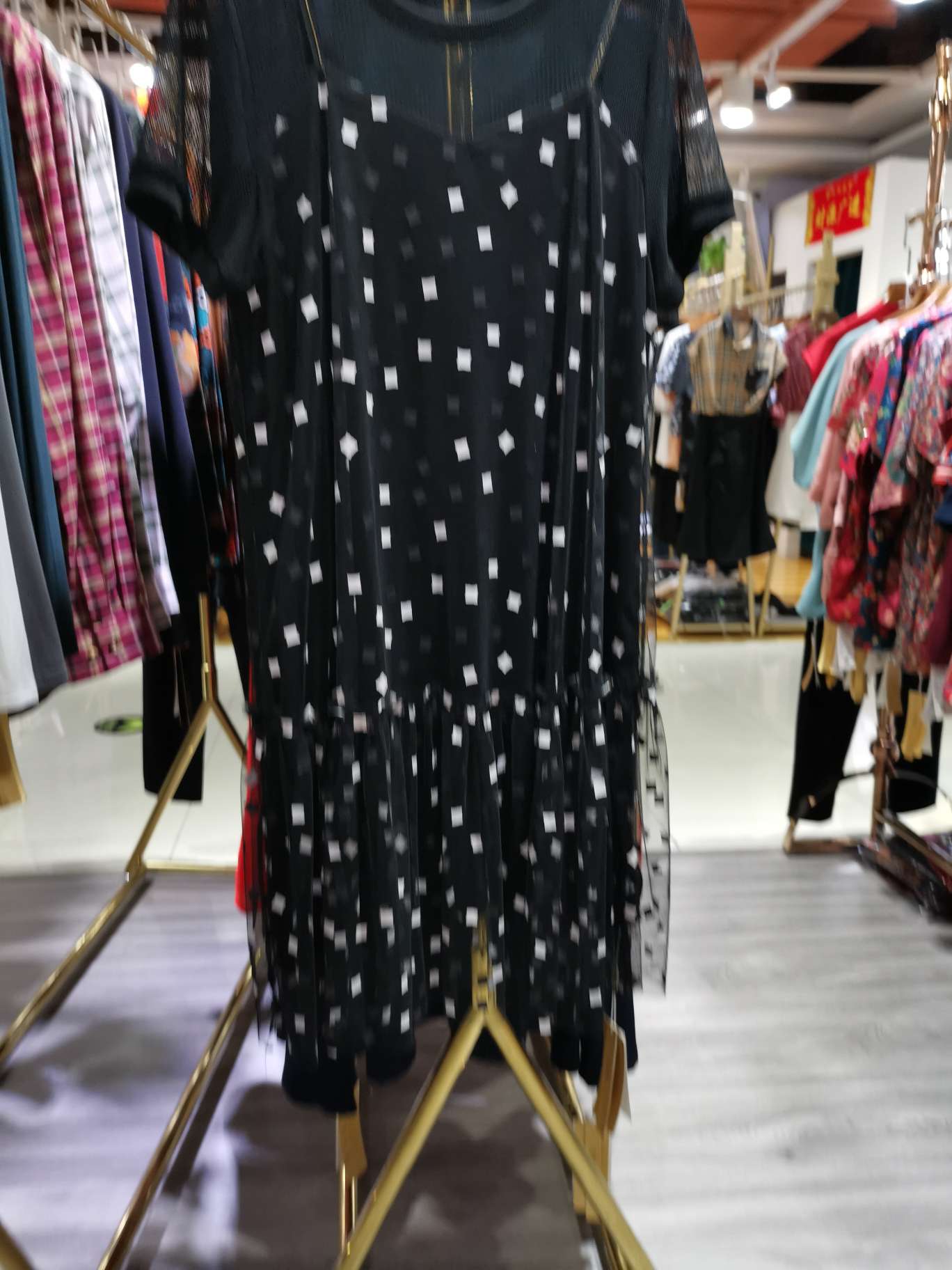 圆领，吊带连衣裙