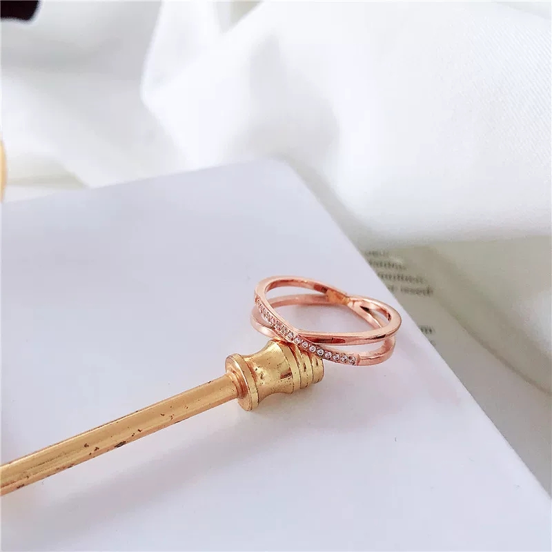 A trendy geometric cross-set diamond ring for women on Instagram that doesn't fade, is fashionable, individual and simple. It's a simple index finger ring
