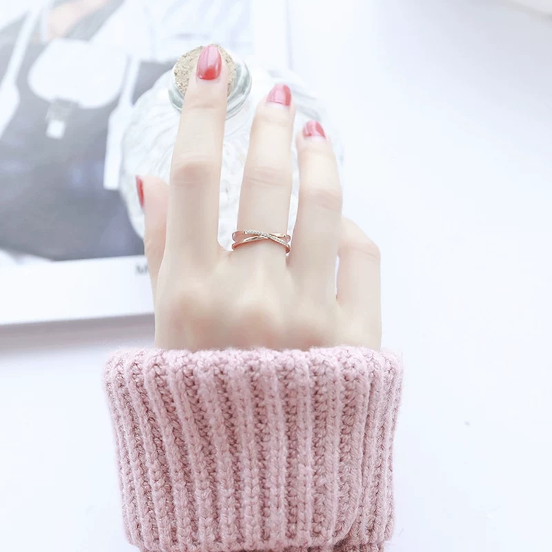 A trendy geometric cross-set diamond ring for women on Instagram that doesn't fade, is fashionable, individual and simple. It's a simple index finger ring details Picture