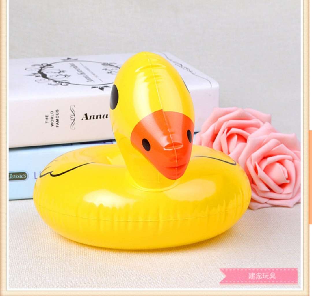 Inflatable duckling cup holder Application Scenario