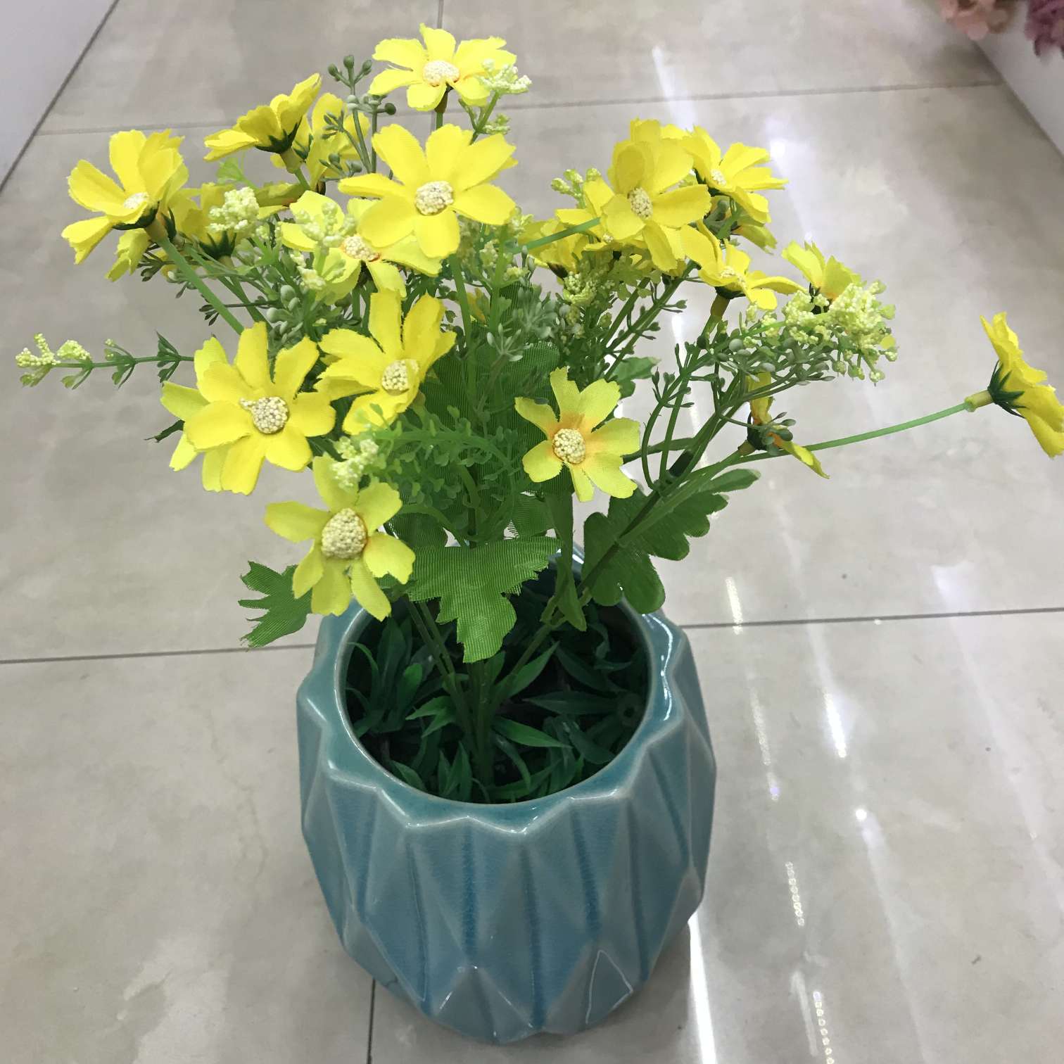 وهناك عدة ازهار مزيفة في غرفة المعيشة مزخرفة بزهور مزيفة Specification image