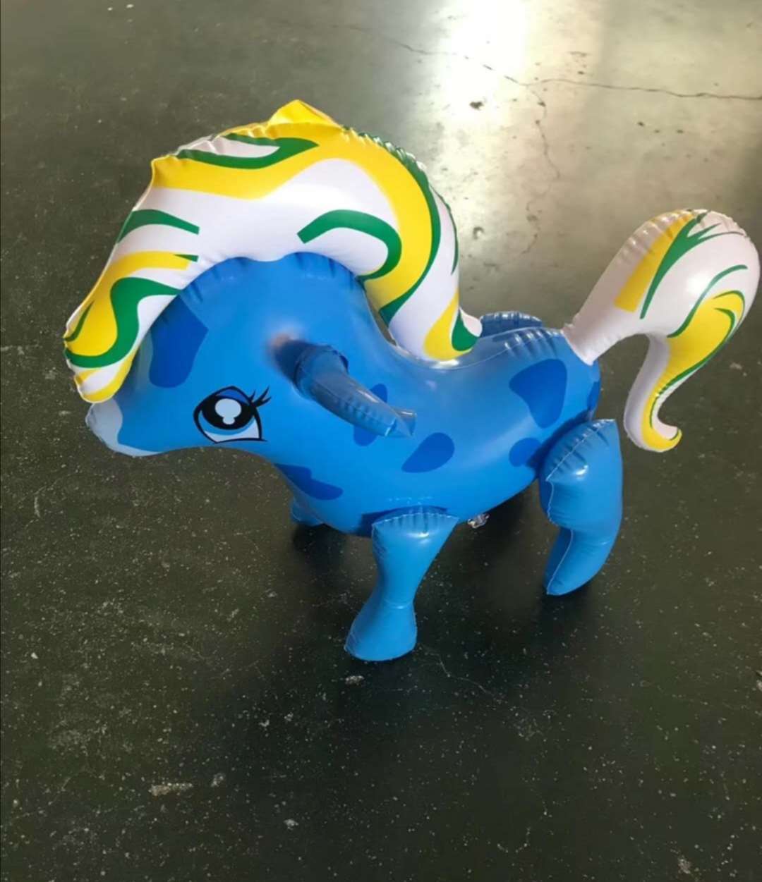充气彩虹马细节图