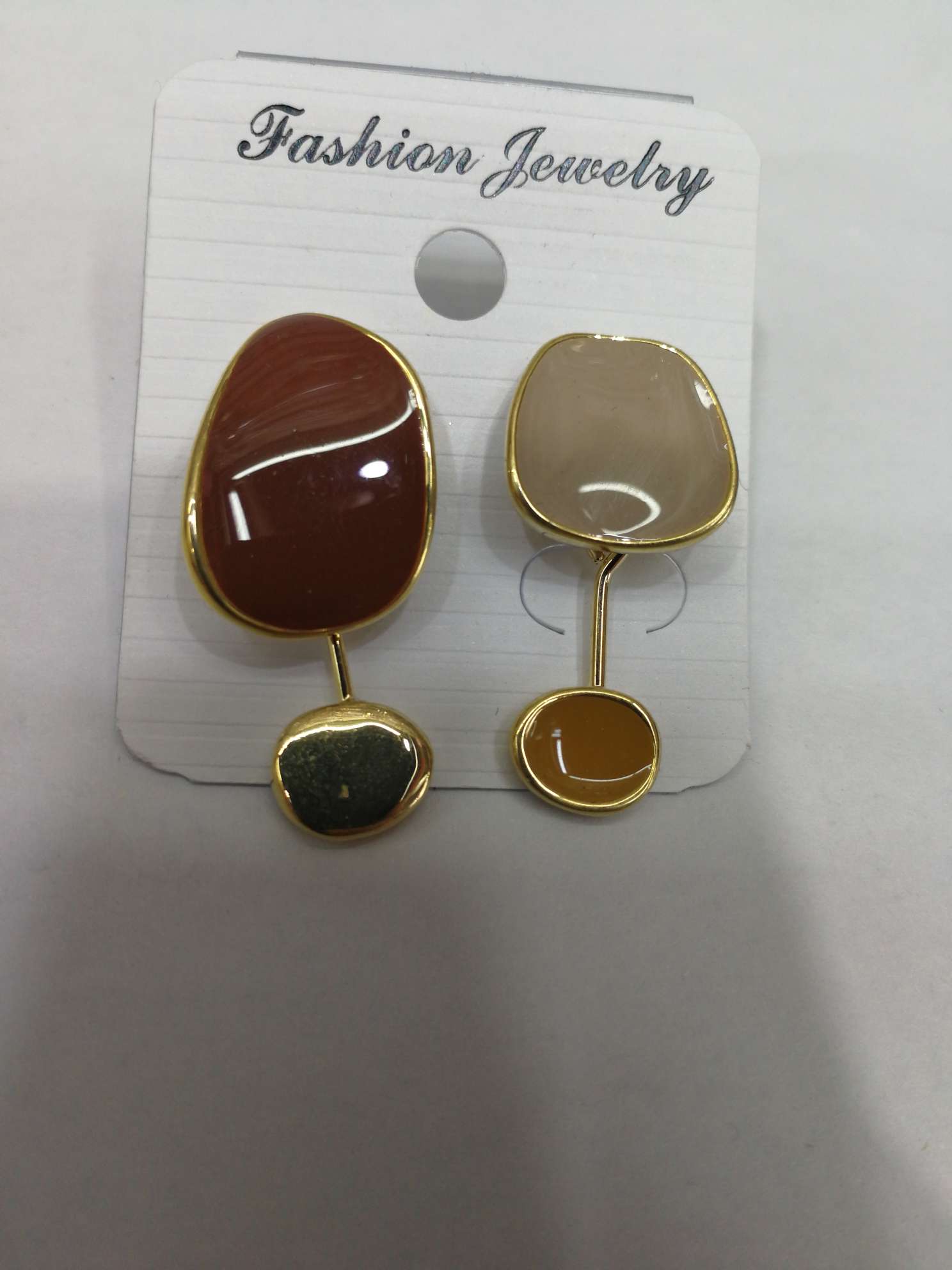 Coffee-colored oil-dripping ear studs