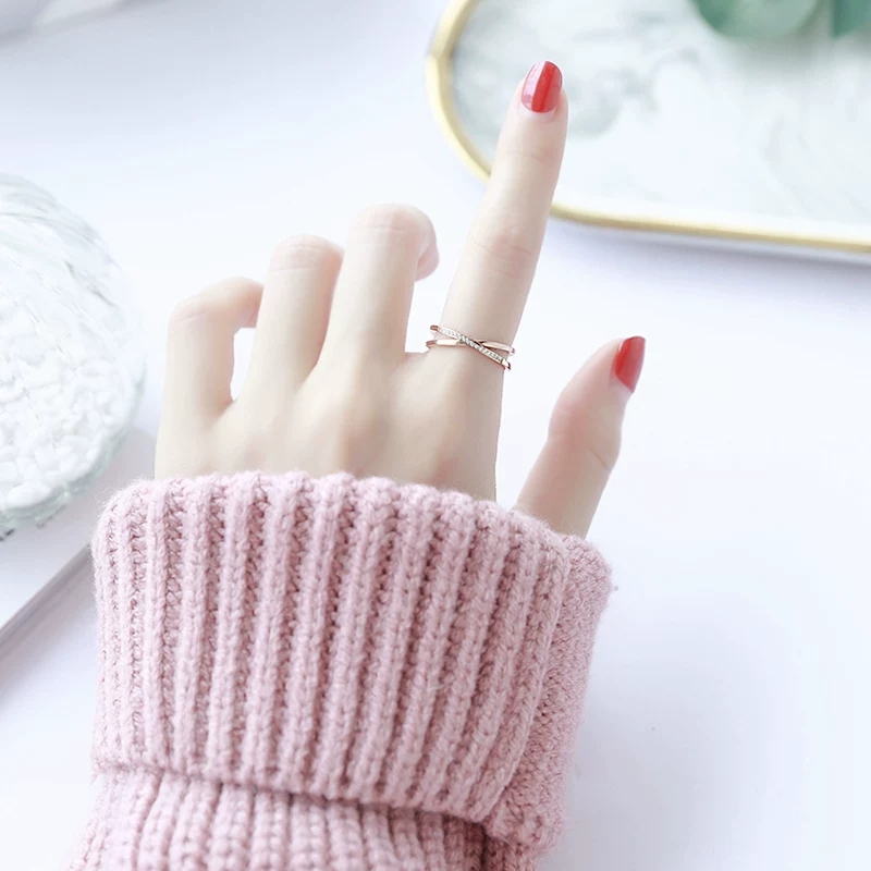 A trendy geometric cross-set diamond ring for women on Instagram that doesn't fade, is fashionable, individual and simple. It's a simple index finger ring Specification image