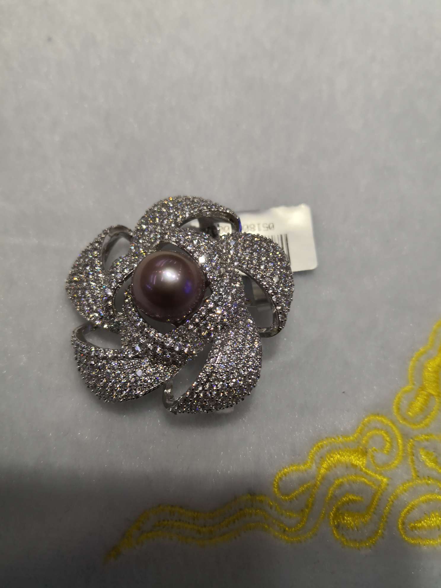 淡水珍珠镶水钻胸针