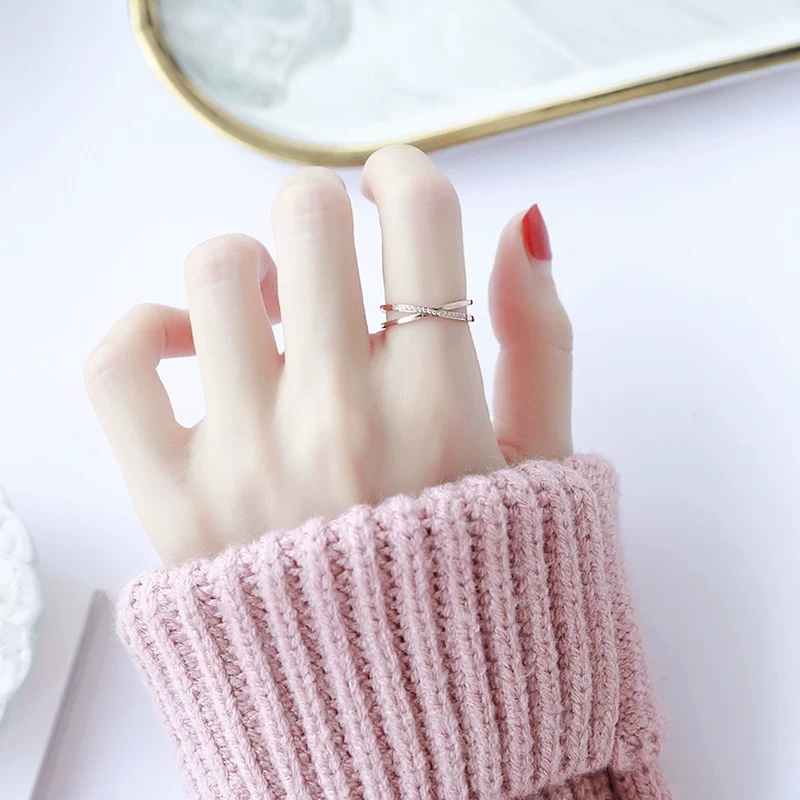 A trendy geometric cross-set diamond ring for women on Instagram that doesn't fade, is fashionable, individual and simple. It's a simple index finger ring Application Scenario
