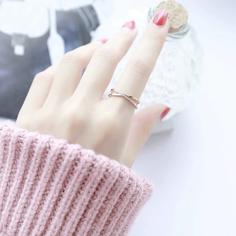 A trendy geometric cross-set diamond ring for women on Instagram that doesn't fade, is fashionable, individual and simple. It's a simple index finger ring Item Picture