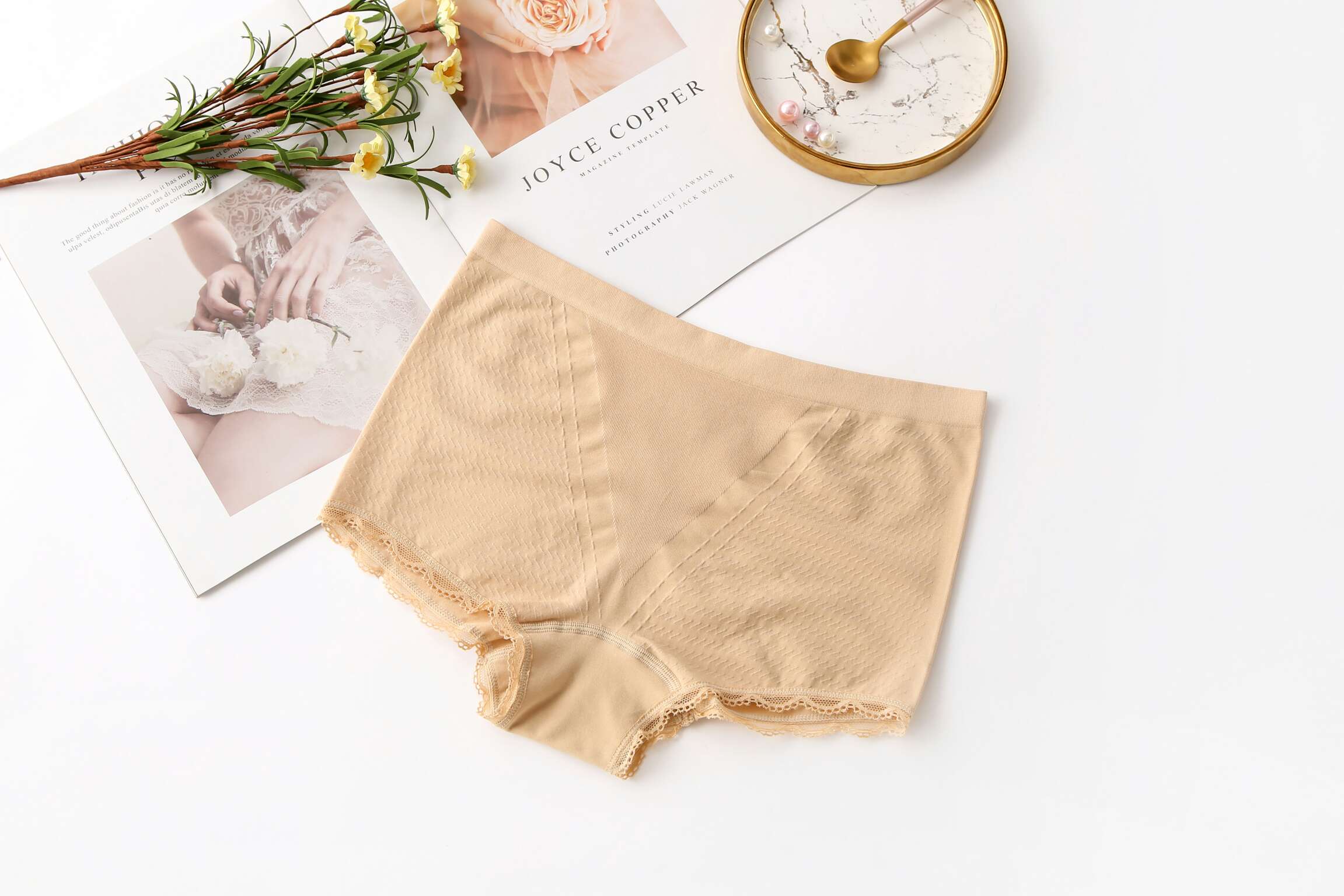 Naked ammonia V-shaped tight-tummy women's seamless underwear, mid-waist hip-lifting flat-angle women's high-elastic triangular underwear Application Scenario