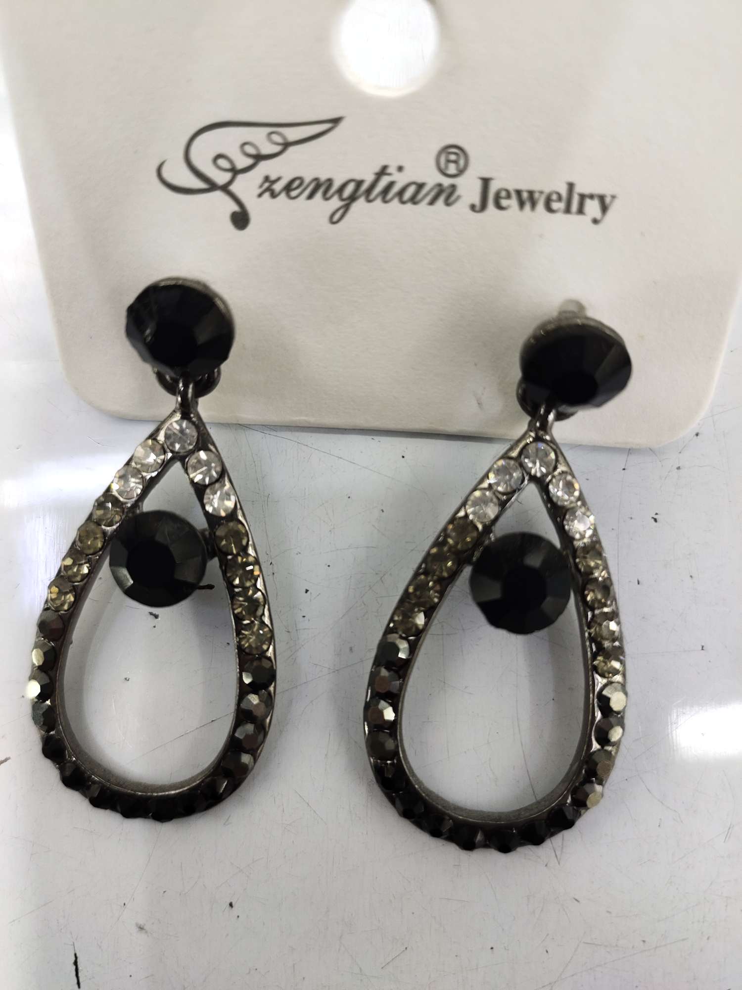 Short metal earrings are popular thumbnail