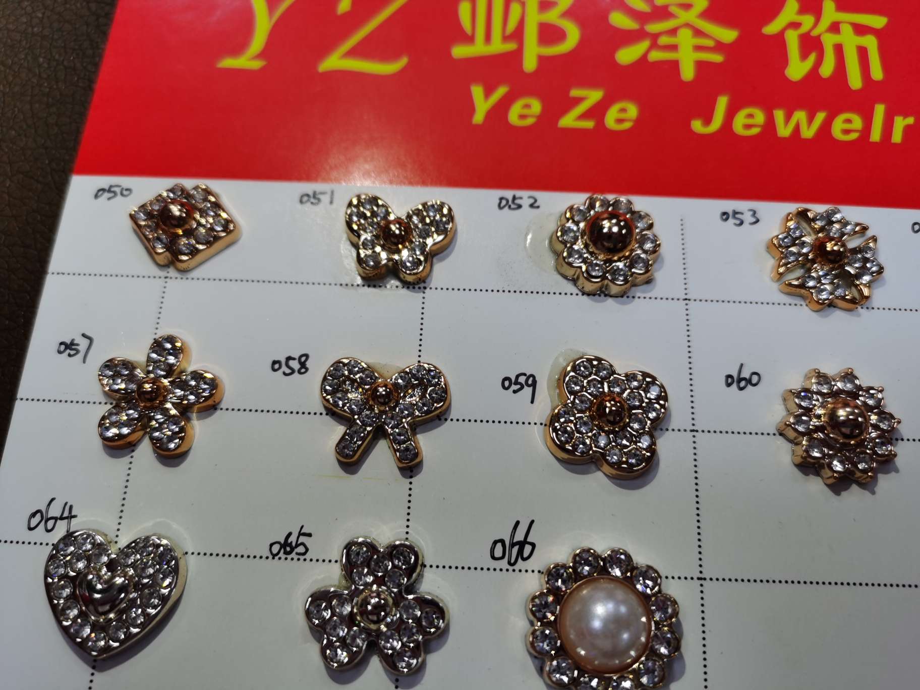الحقائب المزينة بأغطية الأحذية، المسامير وقطع الغيار details Picture