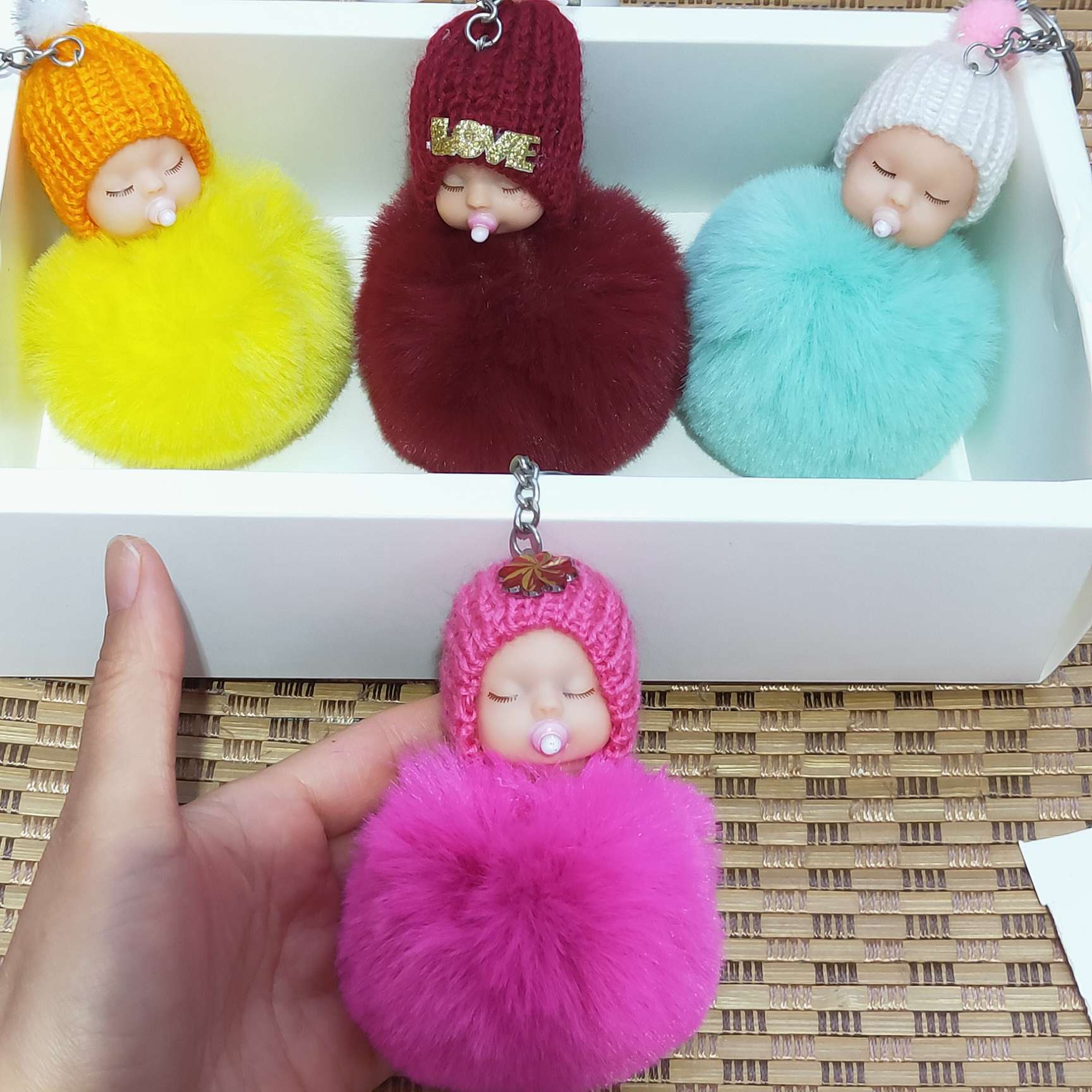 奶嘴睡娃钥匙扣毛球直径约8cm毛球柔软亲肤颜色鲜艳可混色产品图