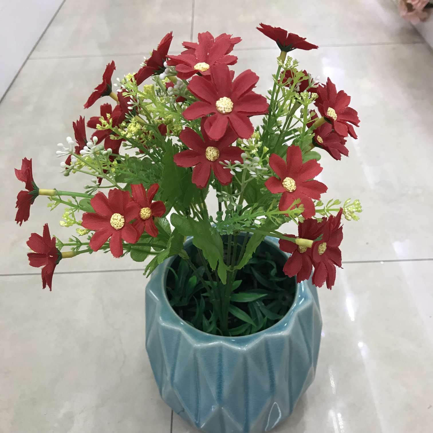 وهناك عدة ازهار مزيفة في غرفة المعيشة مزخرفة بزهور مزيفة Item Picture