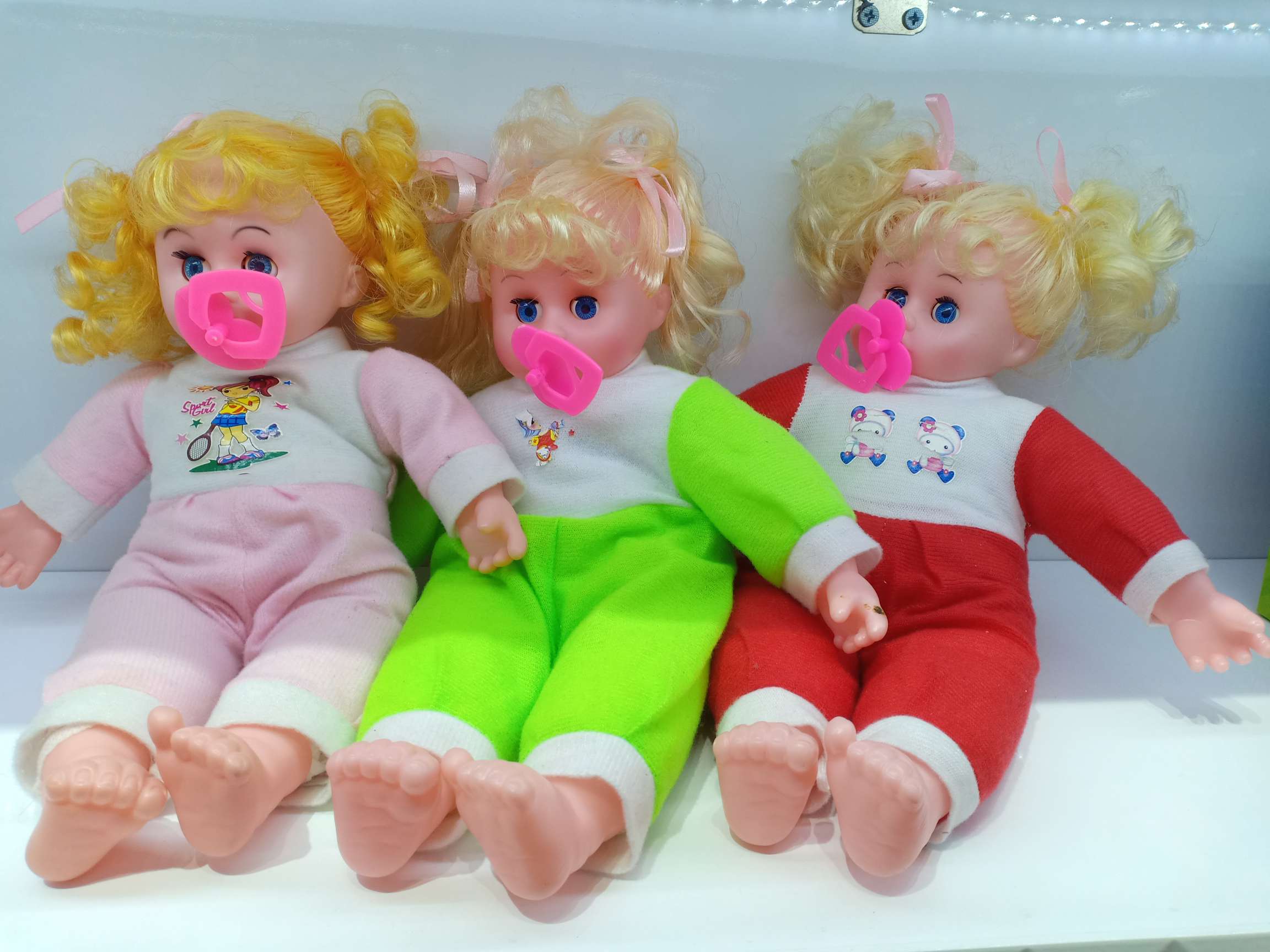 小小男孩4声，爸爸，妈妈，哭，笑白底实物图