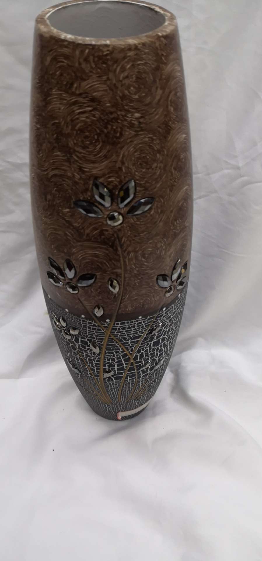 Desktop vases, ornaments and flower arrangements