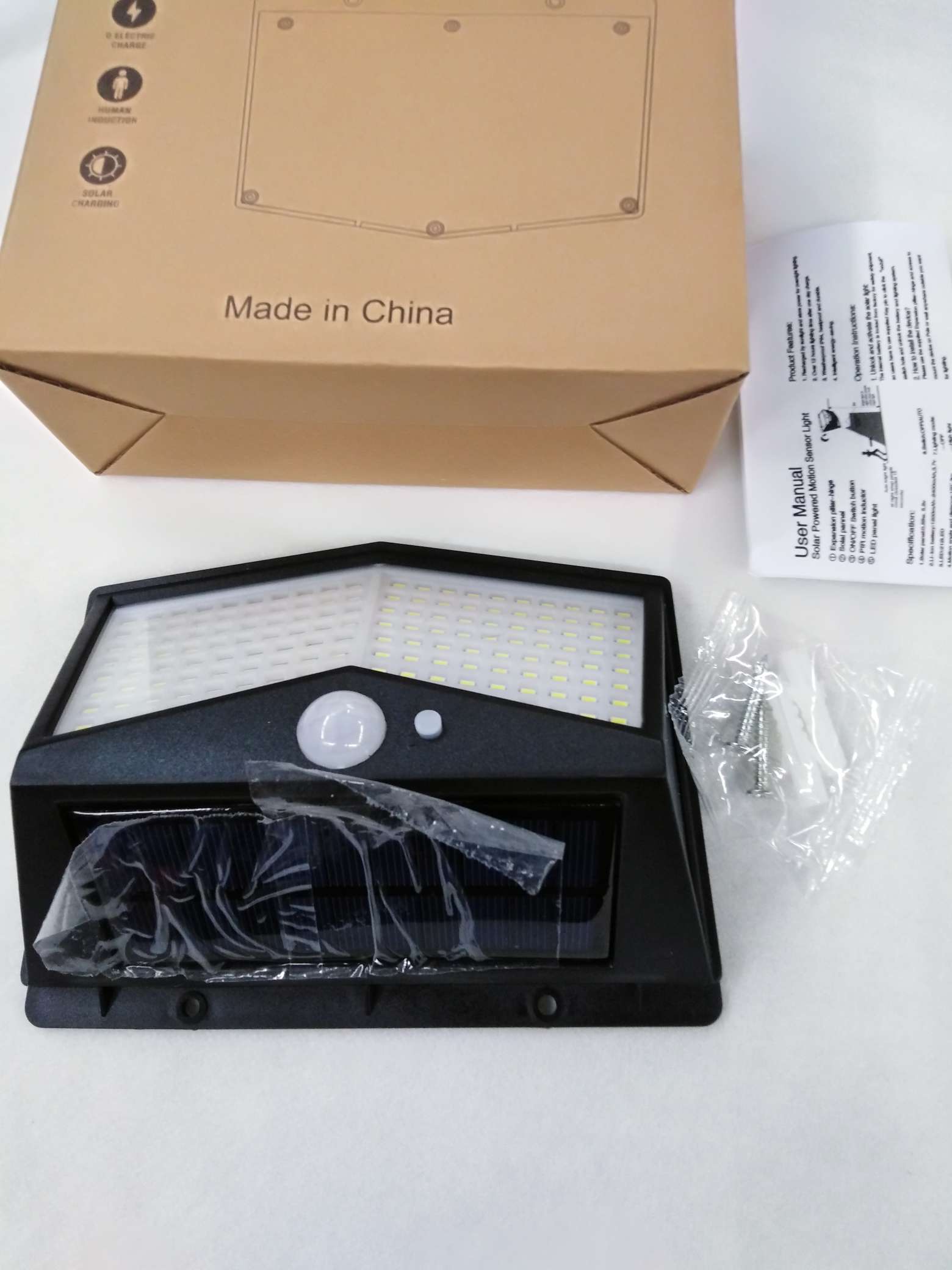 T18一太阳能感应灯，灯泡：212LED，内置2节1200毫安18650电池，I件100PCSx20元=2000元，运费产品图