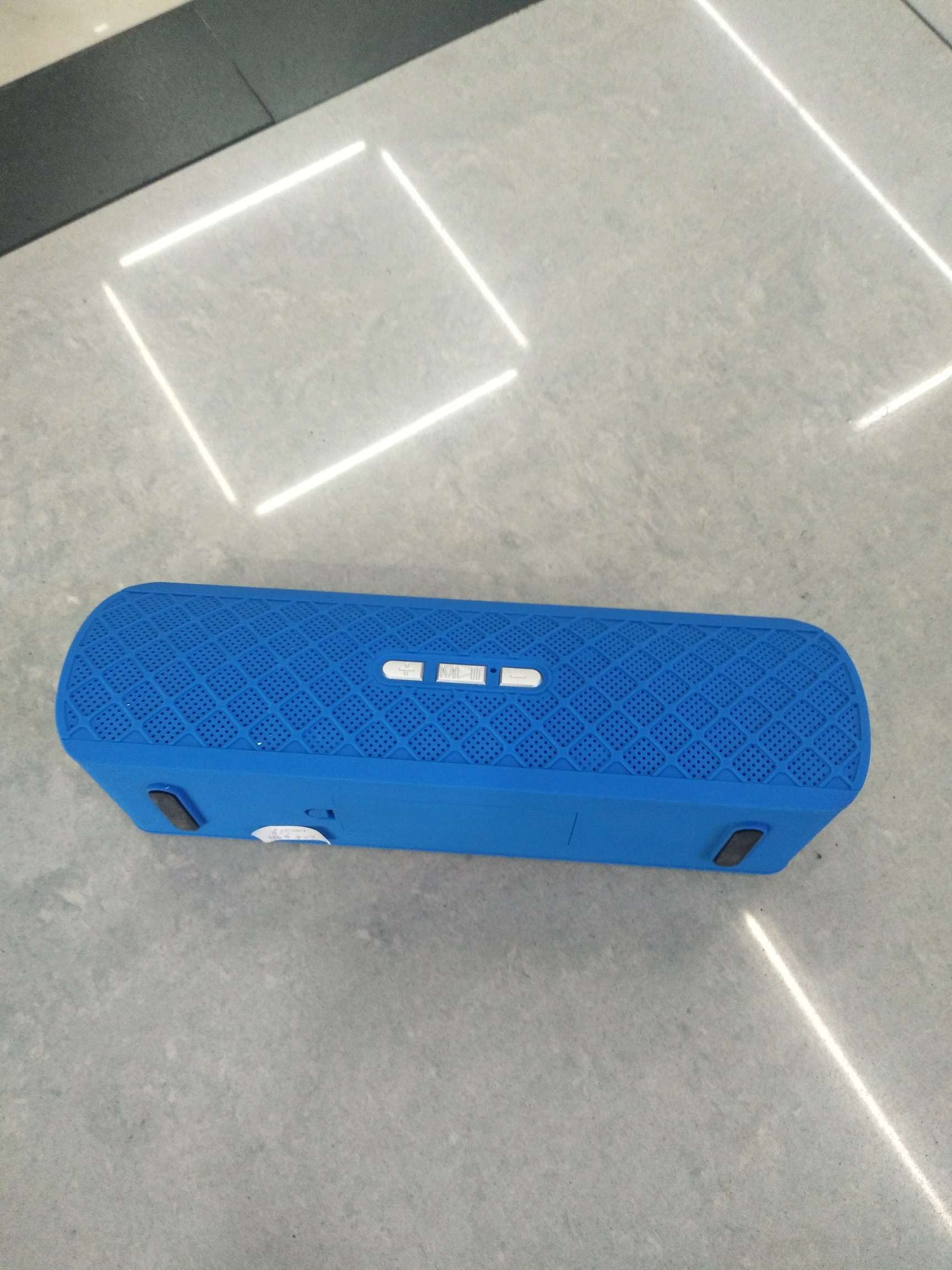 206 comes with a phone stand and a Bluetooth radio details Picture