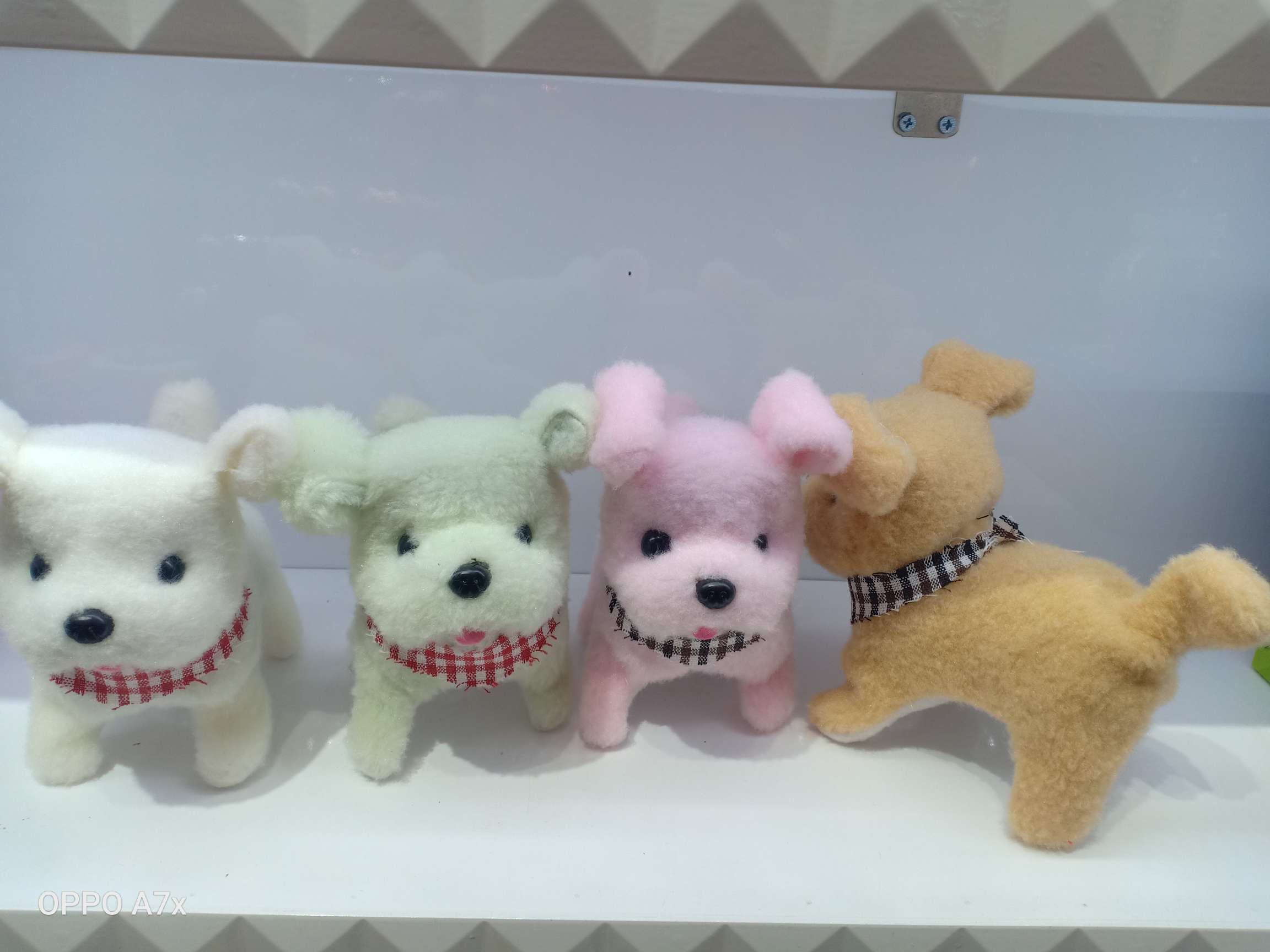 电动大狗，脖子有围巾，可前进后退，有声音