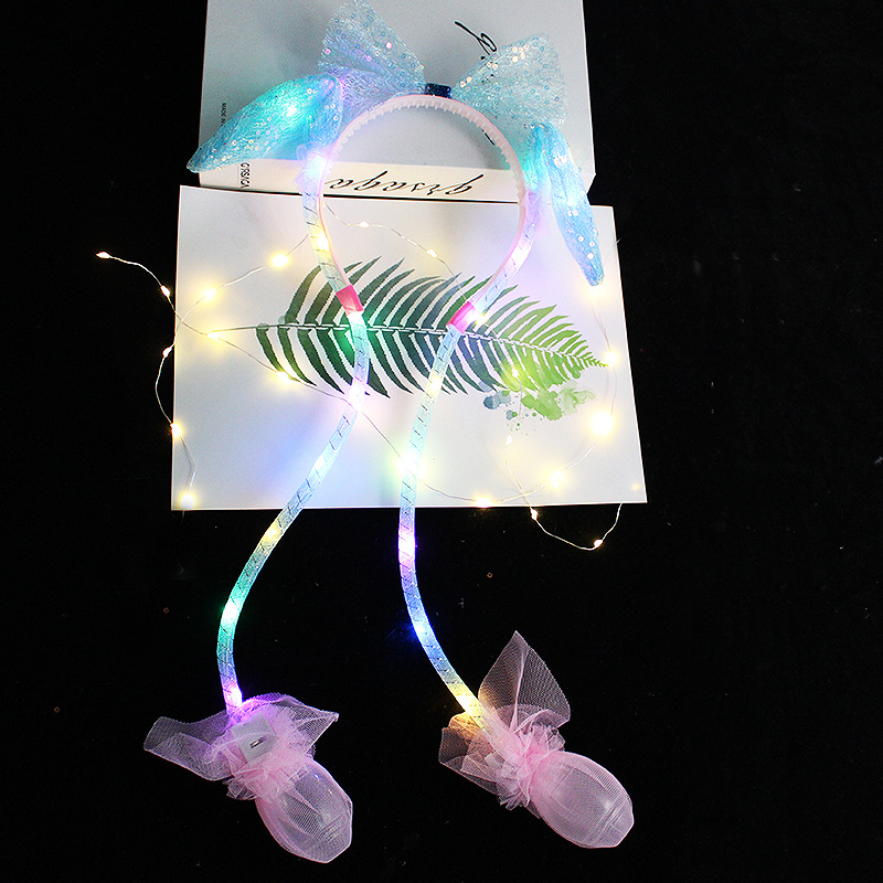 The New Year's heart-shaped hair band with luminous lights, the popular rabbit ears, will move and make sounds when pinched. The same style of sequined mesh new hair accessory details Picture